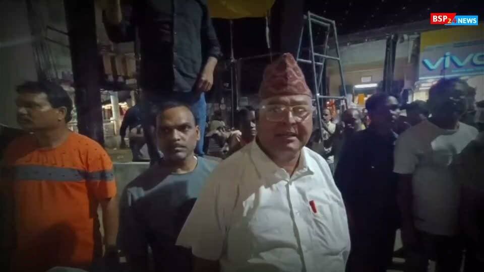 📍 शहडोल | नवरात्रि से पहले 40 साल पुराने स्टेज पर कार्रवाई का विरोध
🔴 नवरात्रि से ठीक पहले 40 साल पुराने स्टेज को हटाने पहुंचा प्रशासनिक अमला
🔴 महिलाओं, युवाओं और बुजुर्गों ने मौके पर खड़े होकर किया विरोध
🔴 लोगों के विरोध के बाद बिना कार्रवाई किए लौटना पड़ा प्रशासन को
🔴 देर रात नगर परिषद उपाध्यक्ष और वार्डवासी पहुंचे पुलिस थाने
आखिर ऐसा क्या हुआ कि 40 साल पुराने स्टेज को लेकर शहडोल में प्रशासन और जनता आमने-सामने आ गए? पूरी खबर देखिए।
#Shahdol #Burhar #Navratri #MPNews #BSP24News