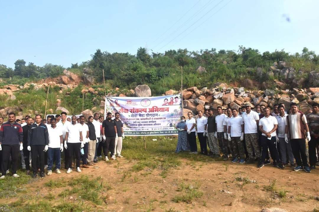 जनसेवा से राष्ट्रसेवा और पर्यावरण संरक्षण के संकल्प को साकार करने के उद्देश्य से सेवा संकल्प अभियान के अंतर्गत मनेन्द्रगढ़ के आमाखेरवा छठ घाट पर वन विभाग एवं पुलिस विभाग के संयुक्त तत्वावधान में नदी-घाट स्वच्छता एवं प्लास्टिक मुक्ति जागरूकता अभियान आयोजित किया गया। वन विभाग के संयोजन में आयोजित इस कार्यक्रम में पुलिस जवानों, वन विभाग के अधिकारियों-कर्मचारियों तथा जनप्रतिनिधियों ने श्रमदान कर स्वच्छता का संदेश दिया। अभियान के माध्यम से नदी-घाटों को स्वच्छ रखने, प्लास्टिक प्रदूषण कम करने और पर्यावरण संरक्षण में जनभागीदारी बढ़ाने का आह्वान किया गया। कार्यक्रम में पुलिस अधीक्षक रत्ना सिंह, नगर पालिका परिषद मनेन्द्रगढ़ की अध्यक्ष प्रतिमा यादव, डीएफओ दुलेश्वर साहू, अतिरिक्त पुलिस अधीक्षक अनिल विश्वकर्मा, अपर कलेक्टर लिंगराज सिदार, एसडीएम शशि शेखर मिश्रा, पार्षद स्वप्निल सिन्हा, अंकित शर्मा एवं जलील शाह सहित वन विभाग और पुलिस विभाग के अधिकारी-कर्मचारी उपस्थित रहे। वन विभाग की ओर से रेंजर विश्वनाथ सहित अन्य कर्मचारियों ने भी सहभागिता निभाई।
#सेवा_संकल्प_अभियान #SevaSankalpAbhiyan #सेवा_की_कहानी #शिवसेतु #SevaSetu