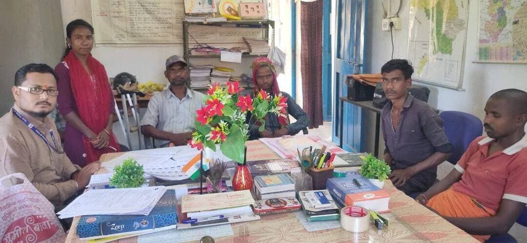 लोकतंत्र को मजबूत बनाने और प्रत्येक पात्र नागरिक की निर्वाचन प्रक्रिया में भागीदारी सुनिश्चित करने के उद्देश्य से जिले में मतदाता जागरूकता एवं पंजीयन संबंधी गतिविधियां संचालित की जा रही हैं। इसी कड़ी में विगत 08 अक्टूबर 2026 को मतदान केंद्र क्रमांक 151 सलगवांखुर्द में मतदाताओं की बैठक आयोजित की गई। बैठक के दौरान 17 वर्ष एवं उससे अधिक आयु वर्ग के युवाओं को मतदाता सूची में नाम जुड़वाने के संबंध में जानकारी दी गई तथा उनके फॉर्म भरवाए गए। इस पहल के माध्यम से युवाओं को मतदाता पंजीयन के महत्व से अवगत कराते हुए उन्हें लोकतांत्रिक व्यवस्था में सक्रिय भागीदारी के लिए प्रेरित किया गया। मतदाता सूची में नाम दर्ज होना निर्वाचन प्रक्रिया से जुड़ने की दिशा में महत्वपूर्ण कदम है। ऐसे प्रयासों से पात्र युवाओं को समय पर पंजीयन के प्रति जागरूक करने और मतदाता सूची को अद्यतन रखने में सहायता मिलती है। मतदाता पंजीयन से संबंधित यह गतिविधि मतदान केंद्र क्रमांक 151 सलगवांखुर्द के अंतर्गत भाग संख्या 46 मनौद एवं भाग संख्या 260 में संपन्न हुई। इस पहल का उद्देश्य अधिक से अधिक पात्र युवाओं को मतदाता सूची से जोड़ना और जागरूक नागरिक के रूप में उनकी सहभागिता को प्रोत्साहित करना है।
#chhattisgarh #mcbdistrict