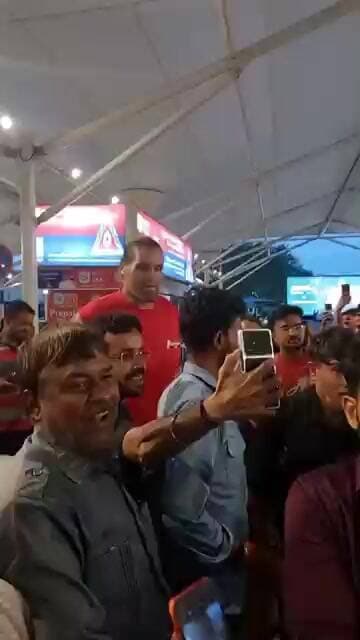 दिल्ली के इंदिरा गांधी टर्मिनल 1 पर पहुंचे ग्रेट खली लोगों ने खिंचवाई ग्रेट खली के साथ फोटो #Khali