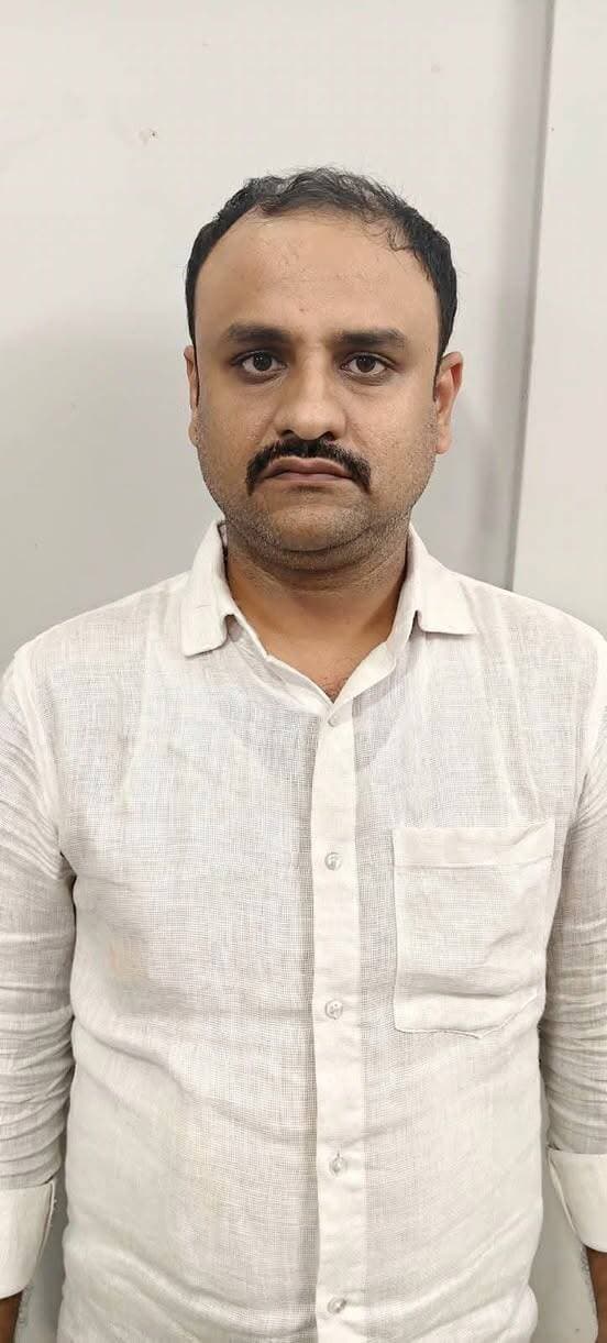 আগরতলা রেল স্টেশনে ওয়াগন ভর্তি ফেনসিডিল উদ্ধারের ঘটনায় গ্রেফতার কলকাতা হাওড়া জেলার অশ্বিনী কুমার সিং। আজ বিকেল তিনটায় ক্রাইম ব্রাঞ্চ এর আধিকারিকরা তাকে গ্রেফতার করে।