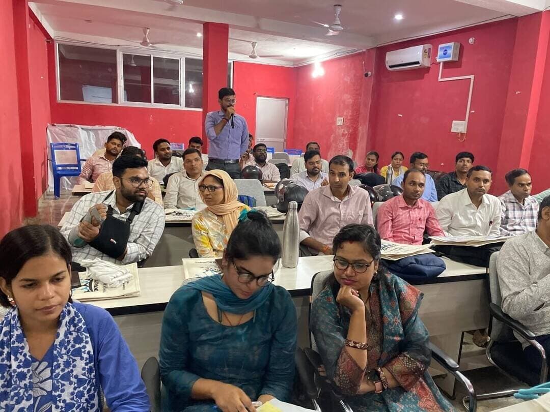*इंस्पायर अवार्ड मानक 2026 में बाँका की शानदार उपलब्धि, राष्ट्रीय स्तर पर 11वाँ और बिहार में दूसरा स्थान*
विज्ञान एवं नवाचार के क्षेत्र में बाँका जिले ने एक बार फिर अपनी उत्कृष्ट उपलब्धि से राष्ट्रीय स्तर पर पहचान बनाई है। इंस्पायर अवार्ड मानक 2026 के अंतर्गत विद्यार्थियों के नामांकन में बाँका जिला देश के शीर्ष 15 जिलों की सूची में 11वें स्थान पर रहा है। वहीं, बिहार के सभी 38 जिलों में बाँका ने दूसरा स्थान प्राप्त कर जिले को गौरवान्वित किया है।
इंस्पायर अवार्ड मानक 2026 के लिए जारी अंतिम आँकड़ों के अनुसार, बाँका जिले से कुल 5,690 विद्यार्थियों का नामांकन हुआ है। इस उपलब्धि के पीछे जिले के शत-प्रतिशत सरकारी विद्यालयों की सहभागिता के साथ-साथ निजी विद्यालयों की सक्रिय भागीदारी की महत्वपूर्ण भूमिका रही है। विद्यालय स्तर पर विद्यार्थियों को विज्ञान, नवाचार एवं रचनात्मक गतिविधियों से जोड़ने के लिए किए गए सामूहिक प्रयासों का सकारात्मक परिणाम राष्ट्रीय स्तर की रैंकिंग में देखने को मिला है।
उल्लेखनीय है कि देशभर में उत्तर प्रदेश पहले, राजस्थान दूसरे तथा बिहार तीसरे स्थान पर रहा है। बिहार से मुजफ्फरपुर राज्य में पहले तथा बाँका 5,690 नामांकन के साथ दूसरे स्थान पर रहा।
बाँका जिले की यह उपलब्धि शिक्षा विभाग के मार्गदर्शन, शिक्षा अधिकारियों के सतत अनुश्रवण, विद्यालय प्रधानों, शिक्षकों एवं विद्यार्थियों के सामूहिक प्रयासों का परिणाम है। सरकारी विद्यालयों के साथ निजी विद्यालयों को भी इस अभियान से जोड़कर अधिकाधिक विद्यार्थियों की भागीदारी सुनिश्चित करना जिले की विशेष उपलब्धि रही है।
इंस्पायर अवार्ड मानक योजना का उद्देश्य विद्यालयी विद्यार्थियों में वैज्ञानिक दृष्टिकोण विकसित करना, मौलिक एवं नवाचारी विचारों को प्रोत्साहित करना तथा विज्ञान और प्रौद्योगिकी के माध्यम से दैनिक जीवन की समस्याओं के समाधान खोजने के लिए प्रेरित करना है।
जिला गुणवत्ता शिक्षा समन्वयक मनोहर सिंह ने बताया कि पिछले वर्ष भी बांका पूरे देश में टॉप जिलों की सूची में रहा था, और इस बार और बेहतर करते हुए राष्ट्रीय स्तर पर शीर्ष 15 जिलों में स्थान प्राप्त करना बाँका जिले के लिए एक महत्वपूर्ण उपलब्धि है। इससे न केवल जिले की शैक्षणिक सक्रियता को नई पहचान मिली है, बल्कि विज्ञान एवं नवाचार के क्षेत्र में विद्यार्थियों की बढ़ती रुचि और शिक्षकों की प्रतिबद्धता भी सामने आई है।
इस उल्लेखनीय उपलब्धि पर जिला शिक्षा पदाधिकारी देवनारायण पंडित एवं जिला कार्यक्रम पदाधिकारी, समग्र शिक्षा फारूक़ रहमान ने प्रसन्नता व्यक्त करते हुए जिले के सभी सरकारी एवं निजी विद्यालयों के प्रधानाध्यापकों, शिक्षकों तथा विद्यार्थियों को इंस्पायर अवार्ड मानक 2026 में बढ़-चढ़कर हिस्सा लेने के लिए बधाई दी। उन्होंने विद्यालयों की सक्रिय सहभागिता की सराहना करते हुए विज्ञान एवं नवाचार के क्षेत्र में विद्यार्थियों की भागीदारी को महत्वपूर्ण बताया।
इस सफलता ने न केवल बाँका की शैक्षणिक सक्रियता को राष्ट्रीय पहचान दिलाई है, बल्कि यह भी साबित किया है कि बेहतर समन्वय, निरंतर अनुश्रवण और सामूहिक सहभागिता से शिक्षा एवं नवाचार के क्षेत्र में उल्लेखनीय परिणाम हासिल किए जा सकते हैं।