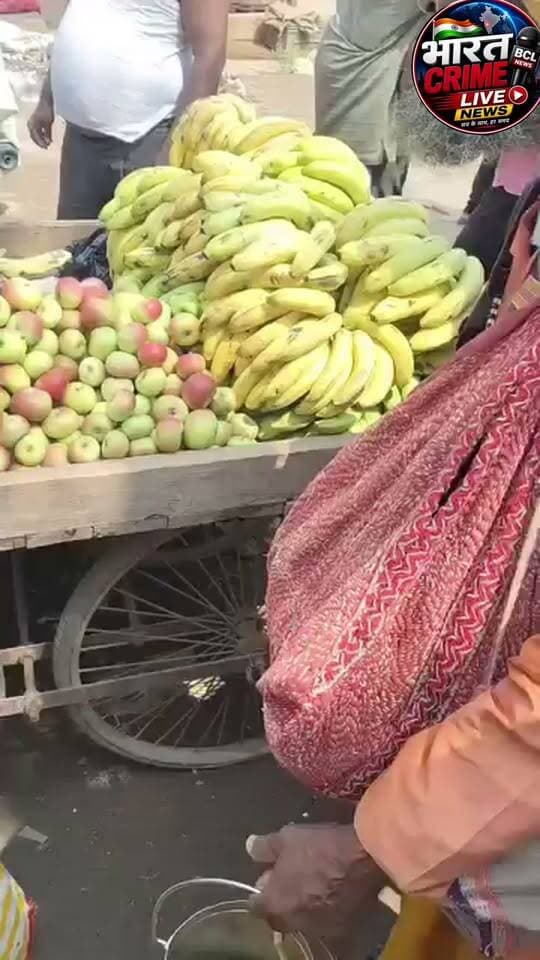 दाउदनगर में फल के ठेले पर वजन को लेकर बवाल, एक किलो की जगह 800 ग्राम फल देने का आरोप
लाल मार्केट के बाहर सड़क किनारे हुआ विवाद, सूचना मिलने पर मौके पर पहुंची डायल 112 की टीम
औरंगाबाद जिले के दाउदनगर शहर में ग्राहकों को सही वजन में सामान देने को लेकर एक बार फिर सवाल खड़े हो गए हैं। शहर के लाल मार्केट के बाहर सड़क किनारे लगे फल के एक ठेले पर वजन को लेकर विवाद हो गया। आरोप है कि ग्राहक को एक किलो फल के बदले महज 800 ग्राम फल दिया जा रहा था। इस तरह एक किलो में 200 ग्राम की कथित कमी को लेकर मामला बढ़ गया। घटना की सूचना मिलने पर डायल 112 की पुलिस टीम मौके पर पहुंची।
एक किलो के बदले 800 ग्राम फल देने का आरोप
मिली जानकारी के अनुसार, लाल मार्केट के बाहर फल खरीदने के दौरान वजन को लेकर विवाद हुआ। आरोप लगाया गया कि ठेले पर एक किलो फल के पैसे लेने के बावजूद ग्राहक को केवल 800 ग्राम फल दिया जा रहा था। इसी बात को लेकर मौके पर बहस शुरू हो गई और मामला चर्चा का विषय बन गया।
घटना की सूचना मिलने के बाद डायल 112 की टीम मौके पर पहुंची। हालांकि, वजन की आधिकारिक जांच और पुलिस की ओर से की गई कार्रवाई के संबंध में विस्तृत जानकारी सामने नहीं आई है। इसलिए आरोपों की स्वतंत्र पुष्टि होना अभी बाकी है।
सही वजन नहीं मिलने से ग्राहकों को हो सकता है नुकसान
बाजार में फल और सब्जियां खरीदते समय सही तौल मिलना प्रत्येक ग्राहक का अधिकार है। यदि एक किलो के नाम पर 800 ग्राम सामान दिया जाता है, तो ग्राहक को आर्थिक नुकसान उठाना पड़ सकता है। ऐसी शिकायतें सामने आने पर संबंधित विभाग द्वारा मामले की जांच किया जाना जरूरी है।
तराजू और बाट की जांच की मांग
इस घटना के बाद बाजार में इस्तेमाल होने वाले तराजू और बाट की नियमित जांच की आवश्यकता पर सवाल उठने लगे हैं। संबंधित माप-तौल विभाग से मांग की जा रही है कि फल-सब्जी के ठेले और दुकानों पर वजन की जांच की जाए, ताकि ग्राहकों को निर्धारित मात्रा में सामान मिल सके।
अब सवाल यह है कि क्या संबंधित विभाग इस मामले की जांच करेगा और बाजार में सही तौल सुनिश्चित करने के लिए ठोस कदम उठाए जाएंगे? फिलहाल, मामले में आधिकारिक जांच और कार्रवाई की जानकारी सामने आने का इंतजार है।