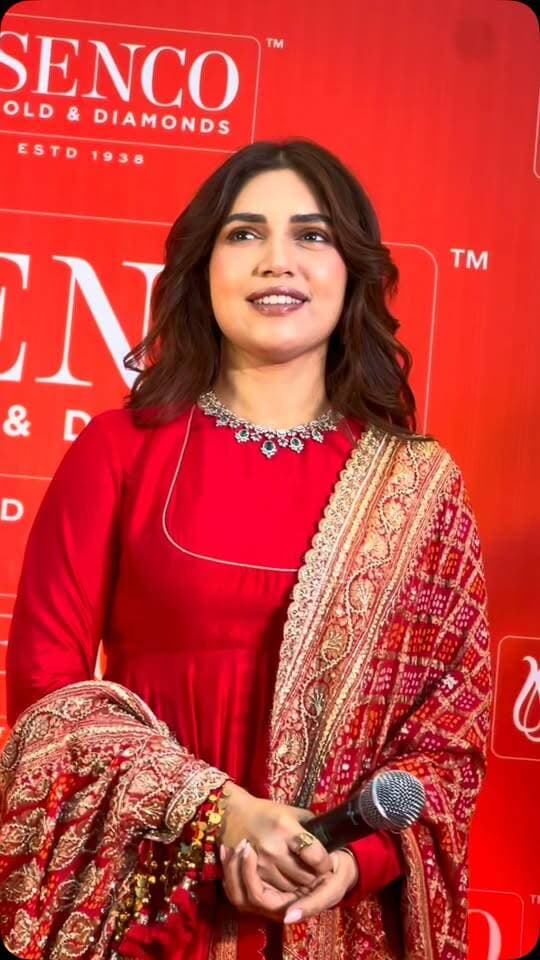 Bhumi Pednekar Gets a Grand Welcome in Hazaribagh! 🌟❤️
Bollywood star Bhumi Pednekar in Hazaribagh, Jharkhand! 🎬✨
Bhumi Satish Pednekkar
#BhumiPednekar #Hazaribagh #PrabhatKhabar #Bollywood #JharkhandNews CelebrityNews InstagramReels TrendingReels