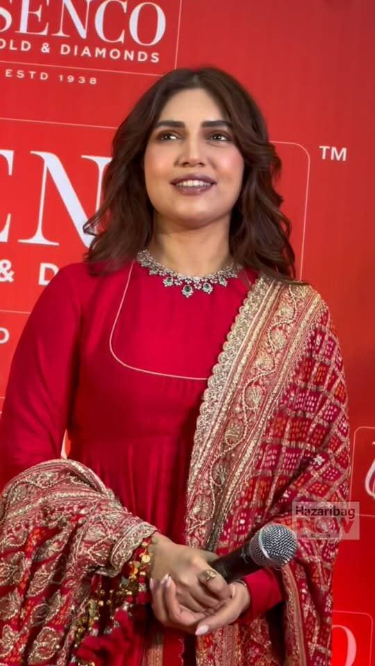 Bhumi Pednekar Gets a Grand Welcome in Hazaribagh! ✨❤️
Bhumi Satish Pednekkar
Bollywood actress Bhumi Pednekar receives a grand welcome in Hazaribagh, Jharkhand! 🌟 Watch the special moments and grand reception of the Bollywood star.
Follow Prabhat Khabar for exclusive celebrity interactions, entertainment updates, and the latest news from Jharkhand.
#BhumiPednekar #Hazaribagh #GrandWelcome #PrabhatKhabar Bollywood CelebrityNews JharkhandNews HazaribaghNews BollywoodActress EntertainmentNews CelebrityArrival HazaribaghDiaries InstagramReels TrendingReels ReelsIndia