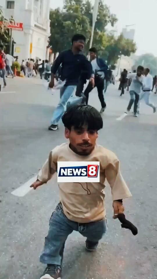 #delhi:- ऐसे छोटे प्रोटेस्ट करने वाले को देखकर आप अपनी हंसी नहीं रोक पाओगे #facbookviralvideo #वायरल #BREAKING