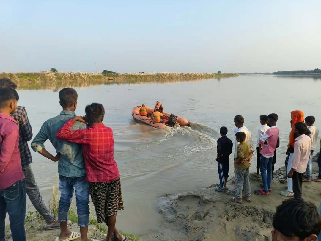 🚨 शिवहर: तरियानी के जगदीशपुर कोठिया में रेस्क्यू ऑपरेशन जारी 🚨
तरियानी प्रखंड के जगदीशपुर कोठिया में एक व्यक्ति के डूबने की सूचना मिलते ही जिला प्रशासन ने त्वरित कार्रवाई की है। SDRF की टीम मौके पर पहुँच चुकी है और युद्धस्तर पर व्यक्ति की खोज एवं बचाव का कार्य (रेस्क्यू ऑपरेशन) जारी है।
🔹 प्रशासन मुस्तैद: अंचल अधिकारी, बीडीओ (BDO) और थानाध्यक्ष घटनास्थल पर मौजूद रहकर राहत कार्यों की लगातार निगरानी कर रहे हैं।
🔹 सतत निगरानी: जिलाधिकारी श्रीमती प्रतिभा रानी (IAS) के निर्देशानुसार स्थिति पर पूरी नजर रखी जा रही है और बचाव कार्य में हरसंभव मदद सुनिश्चित की जा रही है।
📢 आमजनों से अपील:
1️⃣ कृपया घटनास्थल पर अनावश्यक भीड़ न लगाएं और SDRF टीम को बचाव कार्य में पूरा सहयोग दें।
2️⃣ नदी, तालाब और गहरे जलस्रोतों के समीप विशेष सावधानी बरतें।
जिला प्रशासन हर स्थिति से निपटने के लिए तत्पर है।
#Sheohar #SheoharAdministration #SDRF #RescueOperation #Tariyani #Bihar #PublicSafety #DMSheohar #BiharNews #DisasterManagement