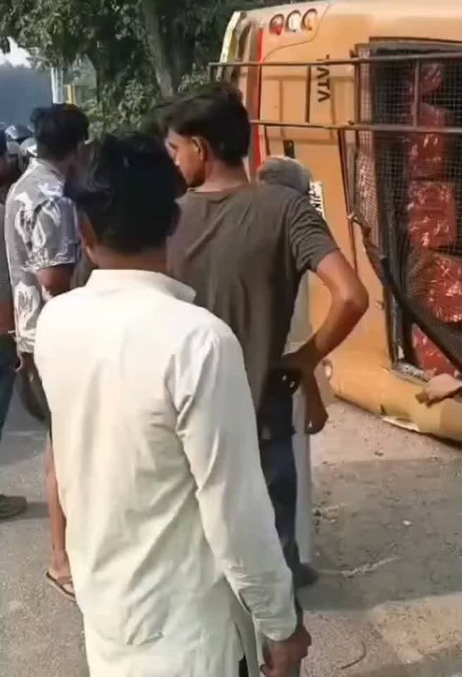 देहरादून आशा रोडी मोहब्बेवाला में हादसे रुकने का नाम नहीं ले रहे हैं आज एक बार फिर हुआ बड़ा हादसा ट्रक ने उड़ाई पुलिस वैन .. प्रशासन के लाख कोशिश करने के बाद भी नहीं रख रहे हादसे कई पुलिस कर्मी घायल पुलिस वैन पलटी !!