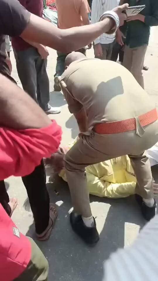 ये लखनऊ पुलिस में तैनात सिपाही संदीप यादव है....
एक बुजुर्ग सब्जी लेने के लिए बाजार गए थे। अचानक उनकी तबियत बिगड़ गई और वह जमीन पर गिर गए। तभी महानगर थाना क्षेत्र के रहीम नगर पुलिस चौकी पर तैनात सिपाही संदीप यादव पहुंचे और तत्काल CPR देकर मदद की। सिपाही की तत्परता से बुजुर्ग को नई जिंदगी मिली।