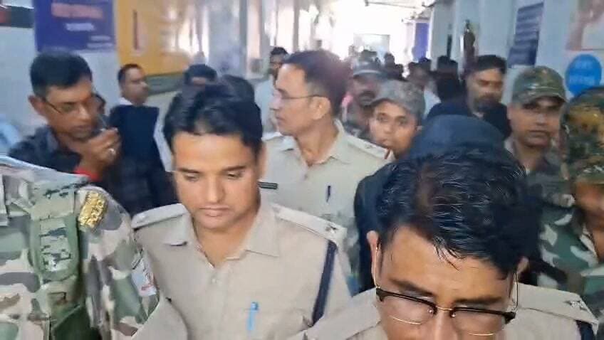 कल तक जिस अस्पताल में था रुतबा, आज उसी अस्पताल से पुलिस के घेरे में निकले सिविल सर्जन डॉक्टर अनिल कुमार #koderma #JhumriTelaiya #jharkhand #NewsUpdate