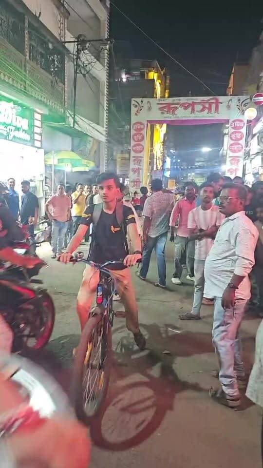 রামপুরহাটে গাড়ি পার্কিং নিয়ে মারপীঠ রামপুরহাট কামারপট্টি তে চরম উত্তেজনা