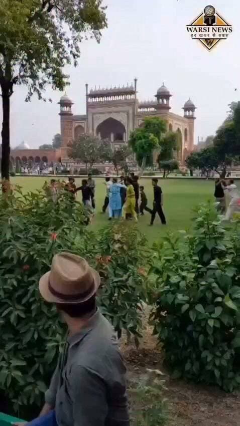 आगरा में ताजमहल परिसर के गार्डन में पर्यटकों के बीच मारपीट
फोटो खिंचवाने को लेकर पर्यटक आपस में भिड़े, जमकर हुआ विवाद
ताजमहल घूमने आए पर्यटकों के बीच कहासुनी से मारपीट तक पहुंचा मामला
घटना का वीडियो सोशल मीडिया पर वायरल, पर्यटकों के विवाद की चर्चा
ताजमहल परिसर में मारपीट का वीडियो वायरल होने से मचा हड़कंप
ताजमहल के गार्डन में फोटो को लेकर भिड़े पर्यटक, व्यवस्था पर उठे सवाल