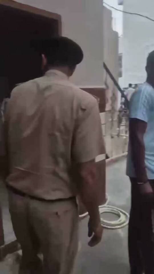 पानीपत पुलिस द्वारा अलग अलग जगह पर नशा बेचने वालों के संभावित ठिकानों पर की छापेमारी, एनडीपीएस एक्ट का एक अभियोग अंकित, आरोपी गिरफतार
पानीपत । सुबह समय करीब 5 AM पर माननीय पुलिस अधीक्षक पानीपत मेधा भूषण आईपीएस के कुशल नेतृत्व में पानीपत जिले के सभी 6 पर्यवेक्षण अधिकारियों, 24 टीमें व 240 पुलिस जवानों की टीम का गठन करके पानीपत जिले में थाना क्षेत्र सनौली, थाना बापौली, थाना चांदनी बाग, थाना पुराना औदयोगिक, थाना किला, थान इसराना, थाना समालखा, थाना मतलौडा के क्षेत्रों में नशा बेचने वालों के संभावित ठिकानों व जिन पर नशा बेचने के पहले भी आपराधिक मुकदमें दर्ज है। उन सभी संदिग्ध व्यक्तियों के ठिकानों पर और संदिग्ध स्थानों पर नारकोटिक्स डॉग्स स्कवॉड टीम के साथ मिलकर छापेमारी की गई। छापेमारी के दौरान गंगापुरी रोड पर थाना चांदनी बाग के क्षेत्र में सूरज उर्फ सोनू पुत्र जगदीश निवासी गंगारपुरी रोड पानीपत के पास से 34 ग्राम चरस बरामद हुई। आरोपी को गिरफ्तार कर उसके खिलाफ थाना चांदनी बाग में एनडीपीएस एक्ट के तहत अभियोग अंकित किया गया। अभियोग में आगे की कार्रवाइ की जा रही है।
आमजन से अपील है कि नशे से संबंधित कोई जानकारी है तो जिला पुलिस या MANAS नारकोटिक्स हेल्पलाईन नंबर 1933 पर सूचना दे। सूचना देने वाले की पहचान गुप्त रखी जाएगी।