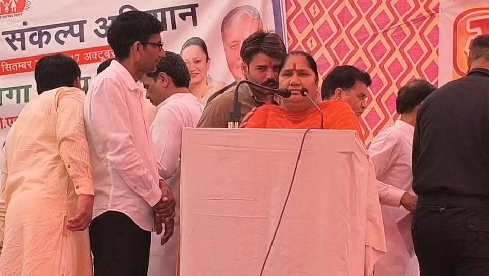 स्वास्थ्य सुविधाओं के विस्तार से आमजन को मिल रहा लाभ - बिमला चौधरी
कार्यक्रम को संबोधित करते हुए पटौदी की विधायक बिमला चौधरी ने कहा कि स्वास्थ्य मंत्री आरती सिंह राव के प्रयासों से गुरुग्राम और पटौदी क्षेत्र में स्वास्थ्य सुविधाओं का लगातार विस्तार हो रहा है। उन्होंने कहा कि भाजपा सरकार के कार्यकाल में स्वास्थ्य, सड़क, बिजली और शिक्षा सहित प्रत्येक क्षेत्र में विकास कार्यों को प्राथमिकता दी जा रही है। सरकार का उद्देश्य गरीब, ग्रामीण और जरूरतमंद लोगों को उनके नजदीक बेहतर सुविधाएं उपलब्ध कराना है, ताकि उन्हें छोटी-छोटी आवश्यकताओं के लिए दूर न जाना पड़े।