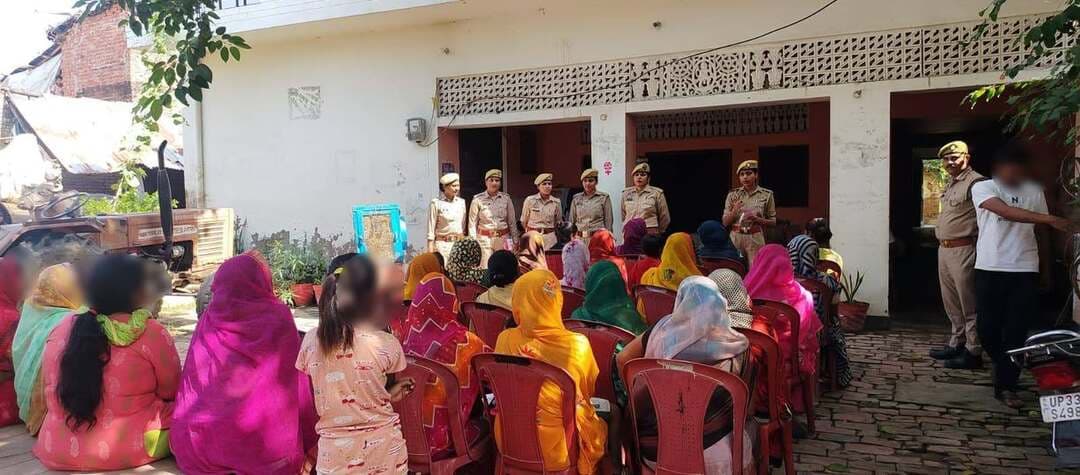 रायबरेली में मिशन शक्ति फेज-06 जनपद रायबरेली दिनांक 11 अक्टूबर 2026*
*मिशन शक्ति फेज-06 अभियान के तहत रायबरेली पुलिस ने महिलाओं एवं बालिकाओं को सुरक्षा एवं अधिकारों के प्रति किया जागरूक*
महिलाओं एवं बालिकाओं की सुरक्षा, सम्मान एवं स्वावलम्बन को लेकर उत्तर प्रदेश शासन द्वारा संचालित “मिशन शक्ति फेज-06” के अभियान अंतर्गत *श्रीमान पुलिस अधीक्षक रायबरेली श्री रवि कुमार* के निर्देशन में जनपद पुलिस द्वारा व्यापक जागरूकता अभियान चलाया गया।
अभियान के दौरान जनपद के विभिन्न थाना क्षेत्रों में गठित मिशन शक्ति टीमों द्वारा महिलाओं एवं बालिकाओं से संवाद स्थापित कर उन्हें सुरक्षित वातावरण, उनके अधिकारों तथा शासन द्वारा संचालित महिला कल्याण एवं सुरक्षा संबंधी योजनाओं के बारे में जानकारी दी गई। साथ ही महिलाओं को किसी भी प्रकार की हिंसा, उत्पीड़न, छेड़छाड़ अथवा साइबर अपराध की स्थिति में तत्काल पुलिस एवं संबंधित हेल्पलाइन से सहायता प्राप्त करने के लिए प्रेरित किया गया।
*मिशन शक्ति टीमों द्वारा जागरूकता कार्यक्रमों के माध्यम से वीमेन पावर लाइन 1090, पुलिस आपातकालीन सेवा 112, मुख्यमंत्री हेल्पलाइन 1076, चाइल्ड हेल्पलाइन 1098, वन स्टॉप सेंटर 181 एवं साइबर हेल्पलाइन 1930 सहित स्वास्थ्य सेवा 102 एवं एम्बुलेंस सेवा 108 के उपयोग की जानकारी दी गई।*
इसके अतिरिक्त महिलाओं एवं बालिकाओं को महिला हेल्प डेस्क, जनसुनवाई पोर्टल, जिला संरक्षण अधिकारी, महिला आयोग तथा जिला विधिक सेवा प्राधिकरण के माध्यम से उपलब्ध सहायता एवं विधिक अधिकारों के संबंध में भी बताया गया।