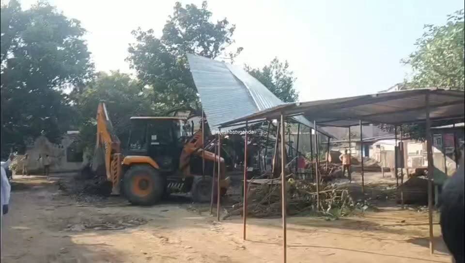 गोंडा में अधिवक्ताओं के चेंबर पर चला बुलडोजर
रजिस्ट्री कार्यालय के सामने 10 से अधिक चेंबर तोड़े गए
तीन दिन पहले चेंबर हटाने के लिए दी गई थी नोटिस
कुछ अधिवक्ताओं ने खुद ही हटा लिए थे अपने चेंबर
सिटी मजिस्ट्रेट पंकज वर्मा की मौजूदगी में हुई कार्रवाई
रविवार शाम 2 घंटे तक चला जिला प्रशासन का बुलडोजर
पार्किंग की जगह और जाम की समस्या का दिया गया हवाला
बुलडोजर कार्रवाई के बाद अधिवक्ताओं में आक्रोश
बार एसोसिएशन महामंत्री सुनील पांडेय ने जताई नाराजगी
बोले- पहले अधिवक्ताओं को कहीं स्थापित करना चाहिए था
अधिवक्ताओं के लिए बेहतर चेंबर व्यवस्था की उठाई मांग
बोले- कार्रवाई का पुरजोर विरोध करेंगे अधिवक्ता