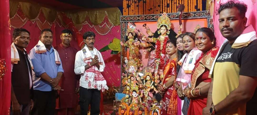 देवगाँव दुर्गा पूजा पंडाल पहुँचीं नगरपालिका प्रत्याशी अनुप्रिया सोय, माँ दुर्गा का लिया आशीर्वाद
चक्रधरपुर। श्री श्री सार्वजनिक दुर्गा पूजा समिति, देवगाँव में आयोजित नवरात्रि पूजा में चक्रधरपुर नगरपालिका प्रत्याशी अनुप्रिया सोय सहित कांग्रेस पार्टी के पदाधिकारी एवं कार्यकर्ता शामिल हुए। सभी ने माँ दुर्गा के दर्शन कर क्षेत्र की सुख-समृद्धि, शांति और खुशहाली की कामना की।
वर्ष 2010 में स्थापित पूजा समिति के पंडाल में कांग्रेस प्रदेश प्रतिनिधि एवं जिला उपाध्यक्ष अनुप्रिया सोय के साथ जिला महासचिव सन्नी रॉबर्ट, जिला महासचिव राजू कायम, अमित मुखी, प्रदीप बाग सागर बोस सहित अन्य लोग उपस्थित रहे। इस अवसर पर आपसी भाईचारे, सामाजिक एकता और सद्भाव का संदेश दिया गया।
कार्यक्रम के आयोजन में माता राधिका, मनोज मुखी एवं ऊषा देवी की भूमिका रही। नवरात्रि के अवसर पर श्रद्धालुओं में उत्साह और भक्तिमय माहौल देखने को मिला।