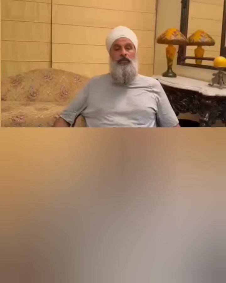 ਅੱਜ ਸਤਵੇਂ ਏ ਐਸ ਆਈ ਦਾ ਕਤਲ ਗੁਰੂ-ਦੋਖੀ ਪੰਜਾਬ ਦੀ ਕਾਨੂੰਨ-ਵਿਵਸਥਾ ਬਣਾਈ ਰੱਖਣ 'ਚ ਬੁਰੀ ਤਰ੍ਹਾਂ ਫੇਲ ਸਾਬਤ ਹੋਇਆ ਹੈ!
👉ਅੱਜ ਪੰਜਾਬ ਦੀ ਕਾਨੂੰਨ-ਵਿਵਸਥਾ ਦੇ ਹਾਲਾਤ ਵੱਧ ਤੋਂ ਵੱਧਤਰ ਹੋ ਚੁੱਕੇ ਹਨ। ਇਹੀ ਕਾਰਨ ਹੈ ਕਿ ਕਰੀਬ ਸੱਤ ASI ਦੇ ਕਤਲ ਹੋ ਚੁੱਕੇ ਹਨ।
👉ਅਤੇ ਗੁਰੂ-ਦੋਖੀ ਵਿਰੋਧੀਆਂ ਨੂੰ ਭੰਡਣ ਅਤੇ ਲੋਕਾਂ ਨੂੰ ਚੁਟਕਲੇ ਸੁਣਾਉਣ 'ਚ ਮਸਤ ਹੈ, ਕਿਉਂਕਿ ਜੁਗਨੂੰ ਹੈ। ਲੇਕਿਨ ਹਤਿਆਰੇ ਹਰ ਸਮੇਂ ਘਾਤ ਲਗਾ ਕੇ ਸਾਡੇ ਪੁਲਿਸ ਮੁਲਾਜ਼ਮਾਂ 'ਤੇ ਹਮਲਾ ਕਰ ਰਹੇ ਹਨ, ਜੋ ਹੁਣ ਨਾ ਬਰਦਾਸ਼ਤ ਯੋਗ ਹੋ ਚੁੱਕਿਆ ਹੈ।
👉ਅਰਵਿੰਦ ਕੇਜਰੀਵਾਲ ਪੰਜਾਬ ਨੂੰ ਉਸ ਦੌਰ 'ਚ ਲੈ ਕੇ ਜਾ ਰਿਹਾ ਹੈ, ਜਿਸ ਦੌਰ 'ਚ ਪੰਜਾਬ 'ਚ ਅੱਗ ਲੱਗੀ ਸੀ ਅਤੇ ਕਤਲੇਆਮ ਹੋਇਆ ਸੀ। ਵਿਕਰਮਜੀਤ ਸਿੰਘ ਮਜੀਠੀਆ
