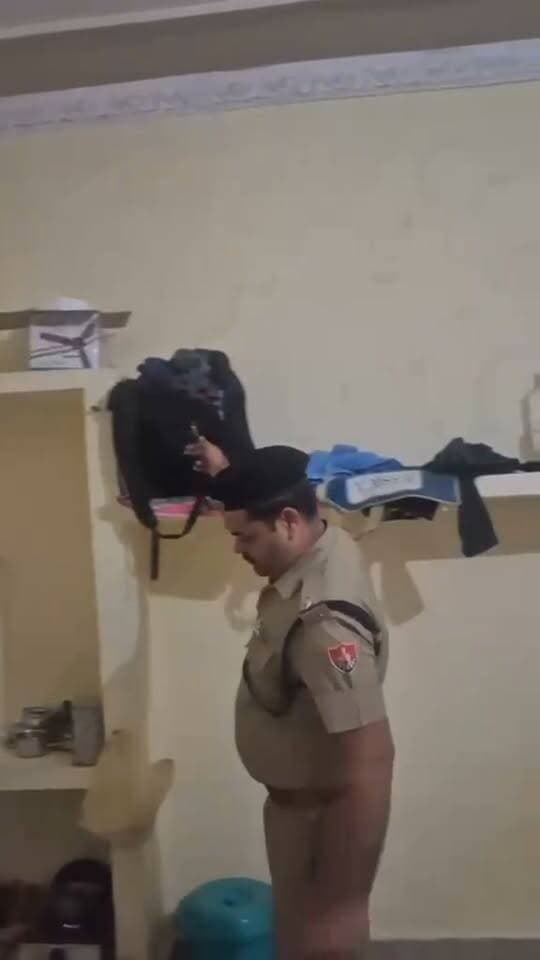 पानीपत पुलिस
11 अक्तूबर 2026
पानीपत पुलिस द्वारा अलग अलग जगह पर नशा बेचने वालों के संभावित ठिकानों पर की छापेमारी, एनडीपीएस एक्ट का एक अभियोग अंकित, आरोपी गिरफतार
पानीपत, 11 अक्तूबर। दिनांक 11 अक्तूबर को सुबह समय करीब 5 AM पर माननीय पुलिस अधीक्षक पानीपत श्रीमती मेधा भूषण आईपीएस के कुशल नेतृत्व में पानीपत जिले के सभी 6 पर्यवेक्षण अधिकारियों, 24 टीमें व 240 पुलिस जवानों की टीम का गठन करके पानीपत जिले में थाना क्षेत्र सनौली, थाना बापौली, थाना चांदनी बाग, थाना पुराना औदयोगिक, थाना किला, थान इसराना, थाना समालखा, थाना मतलौडा के क्षेत्रों में नशा बेचने वालों के संभावित ठिकानों व जिन पर नशा बेचने के पहले भी आपराधिक मुकदमें दर्ज है। उन सभी संदिग्ध व्यक्तियों के ठिकानों पर और संदिग्ध स्थानों पर नारकोटिक्स डॉग्स स्कवॉड टीम के साथ मिलकर छापेमारी की गई। छापेमारी के दौरान गंगापुरी रोड पर थाना चांदनी बाग के क्षेत्र में सूरज उर्फ सोनू पुत्र जगदीश निवासी गंगारपुरी रोड पानीपत के पास से 34 ग्राम चरस बरामद हुई। आरोपी को गिरफ्तार कर उसके खिलाफ थाना चांदनी बाग में एनडीपीएस एक्ट के तहत अभियोग अंकित किया गया। अभियोग में आगे की कार्रवाइ की जा रही है।
आमजन से अपील है कि नशे से संबंधित कोई जानकारी है तो जिला पुलिस या MANAS नारकोटिक्स हेल्पलाईन नंबर 1933 पर सूचना दे। सूचना देने वाले की पहचान गुप्त रखी जाएगी।
