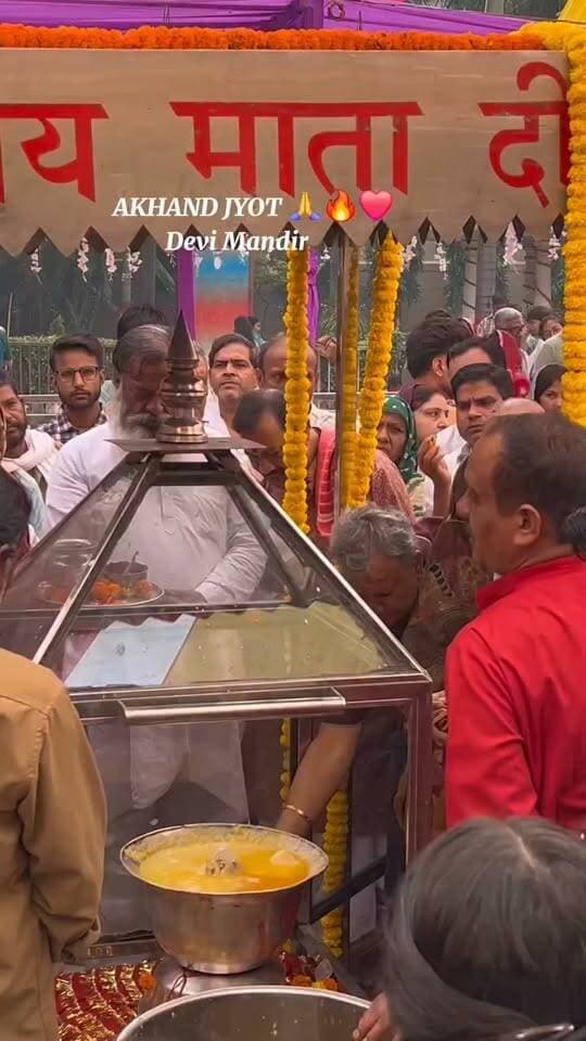 🔱🔥 प्रचंड होती अखंड ज्योत के दिव्य दर्शन 🙏🌺 | माँ की असीम शक्ति एवं कृपा ❤️🚩 🌺 नवरात्रि के पावन अवसर पर माँ के दरबार में प्रचंड होती अखंड ज्योत के अलौकिक दर्शन। 🙏❤️ ✨ माँ की कृपा सभी भक्तों पर सदैव बनी रहे, हर घर में सुख-समृद्धि आए और सभी के जीवन में खुशियों का प्रकाश फैले। 🌸🪔 🙏 जय माता दी ❤️🚩 जय माँ दुर्गा 🌺🔱 📍 श्री देवी मंदिर, पानीपत (PNP) #अखंडज्योत #जयमातादी #नवरात्रि #माँदुर्गा #दिव्यदर्शन श्रीदेवीमंदिर Panipat 🙏❤️🚩