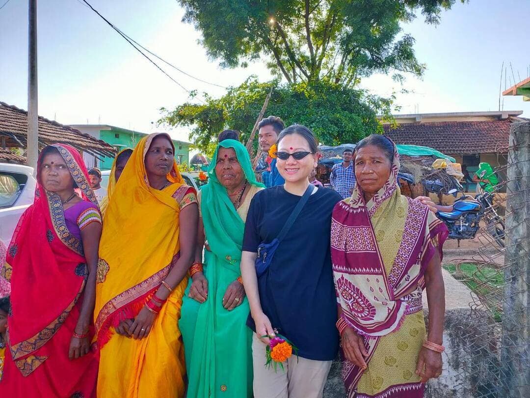 सेवा संकल्प अभियान : सफलता की कहानी
मध्यप्रदेश शासन की ग्रामीण पर्यटन नीति से प्रकृति, संस्कृति और रोजगार के बीच बना मजबूत सेतु
गांव की संस्कृति और प्रकृति को पर्यटन से जोड़कर संजीव मर्सकोले ने रचा सफलता का नया अध्याय
विदेशी पर्यटकों को खूब लुभा रहा भारत का स्वदेशी रंग, देश के कई राज्यों के साथ रूस, लंदन और स्पेन से भी पहुंचे मेहमान, ग्रामीण संस्कृति और प्रकृति का ले रहे अनुभव
मढ़ई के पास पर्यटन ग्राम छेड़का का माठरिला होमस्टे से ग्रामीण पर्यटन की दिशा में बढ़े रोजगार और आय के अवसर
सतपुड़ा टाइगर रिजर्व के मढ़ई क्षेत्र के समीप ग्राम छेड़का में ग्रामीण पर्यटन की एक ऐसी पहल आकार ले रही है, जिसने स्थानीय प्रकृति, संस्कृति और पारंपरिक जीवनशैली को रोजगार के अवसरों से जोड़ दिया है। माठरिला–द सतपुड़ा होमस्टे के संस्थापक संजीव मर्सकोले ने गांव के प्राकृतिक एवं सांस्कृतिक संसाधनों को पर्यटन से जोड़कर अपने लिए स्वरोजगार का माध्यम तैयार किया है। जिसमे मध्यप्रदेश शासन की नीति होमस्टे बनाने और अपग्रेड करने में भी सहायता प्रदन करती है। आज यही होमस्टे देश के विभिन्न राज्यों के साथ विदेशों से आने वाले पर्यटकों को भी आकर्षित कर रहा है।
माठरिला होमस्टे में मध्यप्रदेश के अलावा महाराष्ट्र, गुजरात, छत्तीसगढ़, राजस्थान और असम सहित विभिन्न राज्यों से पर्यटक ठहर चुके हैं। वहीं रूस, लंदन और स्पेन से भी मेहमान फिल्म शूटिंग एवं पर्यटन के सिलसिले में यहां पहुंचे हैं। इससे छेड़का गांव को ग्रामीण पर्यटन के नक्शे पर नई पहचान मिल रही है।
जंगल सफारी के साथ गांव और संस्कृति का अनुभव
माठरिला होमस्टे की विशेषता यह है कि यहां पर्यटकों को केवल ठहरने की सुविधा ही नहीं, बल्कि सतपुड़ा क्षेत्र के ग्रामीण जीवन और स्थानीय संस्कृति को अनुभव करने का अवसर भी मिलता है। मढ़ई की जंगल सफारी के साथ पर्यटक गांव के प्राकृतिक वातावरण, पारंपरिक जीवनशैली और स्थानीय संस्कृति से रूबरू होते हैं।
होमस्टे में प्रकृति भ्रमण, पारंपरिक भोजन, गोंड कला एवं संस्कृति, लोक एवं डंडा नृत्य, बैलगाड़ी की सवारी और Stargazing जैसी गतिविधियां पर्यटकों के अनुभव को और खास बनाती हैं। इन गतिविधियों के माध्यम से पर्यटकों को सतपुड़ा क्षेत्र को वन्यजीव पर्यटन के साथ-साथ ग्रामीण और सांस्कृतिक पर्यटन के रूप में जानने का अवसर मिल रहा है।
पारंपरिक भोजन और गोंड कला बनी आकर्षण का केंद्र
माठरिला की खासियत यहां का आत्मीय और पारिवारिक वातावरण है। होमस्टे में स्थानीय परिवार के सदस्य पर्यटकों की मेजबानी और विभिन्न गतिविधियों में अपनी भूमिका निभाते हैं। उर्मिला बाई पारंपरिक भोजन तैयार करने और मेहमानों की मेजबानी की जिम्मेदारी संभालती हैं। अंजलि मर्सकोले पर्यटकों की देखभाल के साथ Stargazing गतिविधियों से जुड़ी हैं, जबकि लक्ष्मी मर्सकोले गोंड कला के माध्यम से पर्यटकों को स्थानीय संस्कृति से परिचित कराती हैं। इस तरह पर्यटन से जुड़ी गतिविधियों में स्थानीय परिवार की भागीदारी सुनिश्चित हो रही है।
स्थानीय संसाधनों से रोजगार का माध्यम बना होमस्टे
संस्थापक संजीव मर्सकोले ने बताया कि माठरिला होमस्टे शुरू करने का उद्देश्य गांव की प्रकृति, संस्कृति और जीवनशैली को पर्यटन से जोड़ना था। उनका प्रयास रहा कि पर्यटक मढ़ई की जंगल सफारी के साथ गांव में भी ठहरें और स्थानीय जीवन को करीब से समझें। उन्होंने बताया कि होमस्टे के माध्यम से अब नियमित आय का अवसर प्राप्त हो रहा है। साथ ही पर्यटकों की बढ़ती संख्या से पारंपरिक भोजन, स्थानीय कला, सांस्कृतिक गतिविधियों और अन्य सेवाओं के माध्यम से ग्रामीण परिवारों के लिए भी आय एवं रोजगार के अवसर विकसित हो रहे हैं।
देश-विदेश के पर्यटकों तक पहुंची छेड़का की पहचान
माठरिला होमस्टे में देश के विभिन्न हिस्सों से पर्यटकों के पहुंचने के साथ विदेशों से आए मेहमानों ने भी यहां के प्राकृतिक और ग्रामीण परिवेश का अनुभव किया है। रूस, लंदन और स्पेन से पहुंचे मेहमानों ने यहां फिल्म शूटिंग एवं अन्य गतिविधियों के दौरान स्थानीय वातावरण को करीब से जाना।
लंदन से आए पर्यटकों ने भी छेड़का गांव और सतपुड़ा के प्राकृतिक परिवेश का अनुभव लिया। विदेशी पर्यटकों की उपस्थिति से यह संकेत मिलता है कि सतपुड़ा क्षेत्र में ग्रामीण पर्यटन की संभावनाएं स्थानीय स्तर से आगे बढ़कर अंतरराष्ट्रीय पर्यटकों तक भी पहुंच रही हैं।
पर्यटन के साथ संस्कृति और परंपराओं का संरक्षण
माठरिला होमस्टे की पहल ग्रामीण पर्यटन को बढ़ावा देने के साथ स्थानीय कला, परंपरा और संस्कृति को संरक्षित करने की दिशा में भी महत्वपूर्ण है। पर्यटकों को गोंड कला, पारंपरिक भोजन, लोक नृत्य और ग्रामीण जीवनशैली से जोड़ने के कारण स्थानीय संस्कृति को नई पहचान मिल रही है।
संजीव मर्सकोले का कहना है कि पर्यटन केवल पर्यटकों को आकर्षित करने तक सीमित नहीं है, बल्कि इसके माध्यम से गांव की संस्कृति और परंपराओं को भी आगे बढ़ाया जा सकता है। उनका प्रयास है कि छेड़का आने वाला प्रत्येक पर्यटक यहां से सतपुड़ा की प्राकृतिक सुंदरता के साथ गांव की संस्कृति की याद भी लेकर जाए।
ग्रामीण पर्यटन से आत्मनिर्भरता की ओर बढ़ता गांव
माठरिला होमस्टे ग्रामीण क्षेत्र में उपलब्ध संसाधनों के बेहतर उपयोग और स्थानीय स्तर पर रोजगार सृजन का उदाहरण बन रहा है। प्रकृति, संस्कृति और पारंपरिक जीवनशैली को पर्यटन से जोड़कर शुरू की गई यह पहल अब पर्यटकों के आकर्षण का केंद्र बन रही है।
संजीव मर्सकोले ने मध्यप्रदेश शासन की ग्रामीण पर्यटन को प्रोत्साहित करने वाली पहल के लिए मुख्यमंत्री डॉ. मोहन यादव एवं प्रधानमंत्री श्री नरेंद्र मोदी के प्रति हृदय से आभार व्यक्त करते हुए कहा कि इस प्रकार की पहल से ग्रामीण क्षेत्रों में रोजगार के नए अवसरों का सृजन हुआ है। उन्होंने कहा कि होमस्टे के माध्यम से अब नियमित आय का साधन विकसित हुआ है और अपने गांव की प्रकृति एवं संस्कृति को देश-दुनिया तक पहुंचाने का अवसर मिल रहा है।
मध्य प्रदेश शासन और मध्य प्रदेश पर्यटन विभाग द्वारा प्रदेश के ग्रामीण क्षेत्र के प्राकृतिक और सांस्कृतिक परिवेश तथा पर्यटन के बीच का यह सेतु इस बात को प्रमाणित करता है कि गांव की प्राकृतिक संपदा, संस्कृति और परंपराओं को पर्यटन से जोड़ा जाए तो ग्रामीण क्षेत्र में स्वरोजगार के साथ स्थानीय समुदाय के लिए भी आय और रोजगार के नए रास्ते तैयार किए जा सकते हैं। माठरिला–द सतपुड़ा होमस्टे की यह पहल इस बात का जीवंत उदाहरण है।
#सेवा_संकल्प_अभियान #SevaSankalpAbhiyan #narmadapuram #panchmari
CM Madhya Pradesh
Dr Mohan Yadav
Jansampark Madhya Pradesh
Madhya Pradesh Transport Department Madhya Pradesh Tourism Department of Forest, Madhya Pradesh