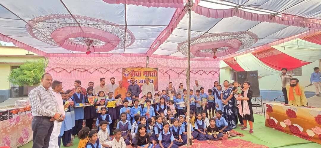 कलेक्टर श्री सोमेश मिश्रा के निर्देशानुसार सिवनी मालवा के शासकीय विद्यालयों में आयोजित हुआ ‘सेवा संकल्प अभियान’
सेवा भारती संस्था के साथ एसडीएम श्री विजय राय ने बांटी खेल सामग्री और करियर काउंसलिंग की दी जानकारी
नंदरवाड़ा के स्थानीय शासकीय विद्यालय में शासन के ‘सेवा संकल्प अभियान’ के तहत कलेक्टर श्री सोमेश मिश्रा के निर्देशानुसार विद्यार्थियों को “आवश्यक सामग्री वितरण” कार्यक्रम आयोजित किया गया। इस अवसर पर एसडीएम श्री विजय राय द्वारा सेवा भारती के नगर अध्यक्ष राजा तिवारी के सहयोग से विद्यार्थियों को विभिन्न प्रकार के आवश्यक उपकरण वितरित किए गए। कार्यक्रम में एसडीएम श्री विजय राय द्वारा विद्यालय के छात्र-छात्राओं को खेल सामग्री उपलब्ध कराई गई, साथ ही उन्होंने बच्चों को खेलों की महत्ता समझाते हुए कहा कि खेल न केवल शारीरिक एवं मानसिक विकास के लिए आवश्यक हैं, बल्कि इनसे अनुशासन, नेतृत्व क्षमता और टीम भावना का भी विकास होता है। इसके साथ ही एसडीएम श्री विजय राय ने विद्यार्थियों को करियर काउंसलिंग के बारे में विस्तार से अवगत कराते हुए भविष्य के विभिन्न अवसरों, प्रतियोगी परीक्षाओं तथा सही लक्ष्य निर्धारण के लिए महत्वपूर्ण मार्गदर्शन दिया। इसके अलावा क्षेत्र के विभिन्न समाजसेवियों द्वारा विद्यालय की सुविधाओं के विस्तार हेतु सेवा भारती संस्था के माध्यम से सीलिंग पंखे तथा पानी के कैंपर भी भेंट किए गए।
#सेवा_संकल्प_अभियान #SevaSankalpAbhiyan #narmadapuram
CM Madhya Pradesh
Dr Mohan Yadav
Jansampark Madhya Pradesh
General Administration Department, MP Department of School Education, Madhya Pradesh