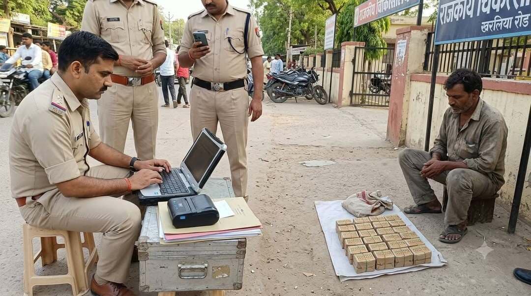 पीलीबंगा: सरकारी अस्पताल के पास बीड़ी बेचते युवक गिरफ्तार, 24 बंडल बीड़ी बरामद
#Lalbahadurbhakhar #pilibanga #hanumangarhnews #CrimeNews #RajasthanPolice
पीलीबंगा (हनुमानगढ़)। स्थानीय पुलिस ने नियमों की धज्जियां उड़ाकर राजकीय चिकित्सालय के प्रतिबंधित दायरे में धूम्रपान सामग्री बेच रहे एक व्यक्ति को गिरफ्तार कर उसके कब्जे से 24 बंडल बीड़ी बरामद की है। आरोपी के खिलाफ राजस्थान धूम्रपान निषेध अधिनियम के तहत मामला दर्ज किया गया है।
गश्त के दौरान एएसआई मदनलाल, एएसआई राजकुमार व कांस्टेबल सुनील कुमार मुख्य बाजार मंडी पीलीबंगा में मौजूद थे। इसी दौरान मुखबिर से सूचना मिली कि खरलिया रोड स्थित राजकीय चिकित्सालय के पास एक व्यक्ति बीड़ी बेच रहा है। सूचना पर पुलिस टीम शाम करीब 4:11 बजे मौके पर पहुंची, जहां अस्पताल की दीवार के पास एक व्यक्ति बीड़ी बेचता दिखाई दिया। पुलिस को देखते ही वहां खड़े ग्राहक भाग छूटे।
पूछताछ में आरोपी ने अपना नाम रवि कुमार (46) पुत्र कनीराम, निवासी वार्ड नंबर 30, मंडी पीलीबंगा बताया। अस्पताल के 100 मीटर के दायरे में धूम्रपान सामग्री बेचना व रखना गैरकानूनी होने पर पुलिस ने आरोपी को गिरफ्तार कर लिया। तलाशी के दौरान उसके पास से देसाई ब्रदर्स बीड़ी के 24 बंडल बरामद कर जब्त किए गए। पुलिस टीम ने नए कानूनी प्रावधानों के तहत मौके पर 'ई-साक्ष्य' ऐप के जरिए धारा 105 बीएनएसएस के तहत वीडियोग्राफी की प्रक्रिया पूरी की।
थाने पहुंचने पर आरोपी के खिलाफ धारा 9/11 राजस्थान धूम्रपान निषेध अधिनियम में मुकदमा नंबर 609/2026 दर्ज किया गया है। मामले की आगामी जांच एएसआई राजकुमार को सौंपी गई है।