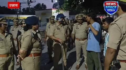 उन्नाव में नवरात्र को लेकर पुलिस अलर्ट, दुर्गा मंदिर से रेलवे स्टेशन तक पैदल गश्त
बड़े चौराहे स्थित दुर्गा मंदिर में महिला सुरक्षा के प्रति किया जागरूक, रेलवे स्टेशन पर संदिग्ध व्यक्तियों की चेकिंग