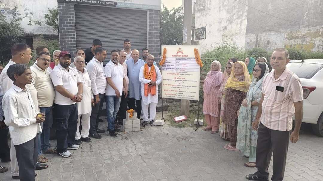 Ram Kumar Kashyap - MLA Indri ने वार्ड नंबर-1 में विकास कार्यों का किया शुभारंभ, बसंत विहार की गलियों में इंटरलॉकिंग पेवर ब्लॉक और गांव कैलाश में सीसी सड़क का होगा निर्माण।
दोनों विकास कार्यों पर खर्च होंगे 33.06 लाख रुपये, स्थानीय निवासियों को मिलेगी आवागमन में सुविधा।
करनाल इंद्री के विधायक एवं हरियाणा विधानसभा के चीफ व्हिप राम कुमार कश्यप ने नगर निगम करनाल के वार्ड नंबर-1 के अंतर्गत बसंत विहार क्षेत्र की विभिन्न गलियों में इंटरलॉकिंग पेवर ब्लॉक लगाने तथा गांव कैलाश में मेन रोड से सामुदायिक केंद्र तक सीमेंट कंक्रीट सड़क के निर्माण कार्यों का शुभारंभ किया। इन दोनों विकास कार्यों पर कुल 33.06 लाख रुपये की राशि खर्च की जाएगी। इन कार्यों के पूरा होने से क्षेत्र के निवासियों को आवागमन में सुविधा मिलेगी और स्थानीय बुनियादी ढांचे को मजबूती मिलेगी।
बसंत विहार क्षेत्र की विभिन्न गलियों में इंटरलॉकिंग पेवर ब्लॉक लगाने के कार्य पर 21.30 लाख रुपये खर्च किए जाएंगे, जबकि गांव कैलाश के मेन रोड से सामुदायिक केंद्र तक सीमेंट कंक्रीट सड़क के निर्माण पर 11.76 लाख रुपये की लागत आएगी। इन विकास कार्यों से गलियों एवं सड़क की स्थिति में सुधार होगा और लोगों को दैनिक आवागमन में होने वाली परेशानियों से राहत मिलेगी।
इंद्री विधानसभा क्षेत्र में तेजी से करवाए जा रहे विकास कार्य:- राम कुमार कश्यप।
विकास कार्यों के शुभारंभ अवसर पर विधायक राम कुमार कश्यप ने कहा कि इंद्री विधानसभा क्षेत्र में विकास कार्यों की बहार आई हुई है। क्षेत्र में करोड़ों रुपये की लागत से विभिन्न विकास परियोजनाओं पर काम चल रहा है। प्रदेश सरकार नागरिकों को बेहतर सुविधाएं उपलब्ध करवाने और शहरी व ग्रामीण क्षेत्रों में बुनियादी ढांचे को सुदृढ़ करने के लिए निरंतर प्रयासरत है।
उन्होंने कहा कि हरियाणा सरकार के पास जनसुविधाओं के विकास के लिए धन की कोई कमी नहीं है। सरकार की प्राथमिकता है कि लोगों को सड़क, गलियों और अन्य मूलभूत सुविधाओं का लाभ मिले तथा विकास कार्यों का फायदा सीधे आमजन तक पहुंचे। इसी दिशा में लगातार योजनाबद्ध तरीके से विकास कार्य करवाए जा रहे हैं और व्यवस्थाओं में सुधार किया जा रहा है।
विधायक ने कहा कि मुख्यमंत्री नायब सिंह सैनी तथा केंद्रीय ऊर्जा एवं आवास एवं शहरी मामलों के मंत्री मनोहर लाल के नेतृत्व में प्रदेश में विकास कार्यों को निरंतर गति दी जा रही है। सरकार की जनकल्याणकारी नीतियों और विकास योजनाओं से प्रदेशवासियों को लाभ मिल रहा है। उन्होंने कहा कि क्षेत्र की आवश्यकताओं के अनुरूप विकास कार्यों को प्राथमिकता दी जा रही है, ताकि नागरिकों को बेहतर सुविधाएं उपलब्ध हो सकें।
स्थानीय निवासियों को मिलेगी राहत।
बसंत विहार की विभिन्न गलियों में इंटरलॉकिंग पेवर ब्लॉक लगाने और गांव कैलाश में सीसी सड़क बनाने से स्थानीय लोगों की आवाजाही अधिक सुगम होगी। विशेष रूप से गांव कैलाश में मेन रोड से सामुदायिक केंद्र तक सड़क का निर्माण होने से लोगों को सामुदायिक केंद्र तक पहुंचने में सुविधा मिलेगी। वहीं, बसंत विहार की गलियों में पेवर ब्लॉक लगाने से क्षेत्र की आंतरिक गलियों की स्थिति में सुधार होगा।
ये रहे मौजूद।
इस अवसर पर पार्षद प्रतिनिधि सुभाष कोच, पंकज पोसवाल, रणवीर पांचाल, हरविंदर सिंह, सुभाष शर्मा, शिव चरण, शमशेर सिंह, राजेश पोसवाल, निर्मला शर्मा और शीला सहित नगर निगम के कार्यकारी अभियंता प्रदीप कल्याण, सहायक अभियंता मंजीत राठी तथा कनिष्ठ अभियंता दीपक कुमार मौजूद रहे।
#HVN24