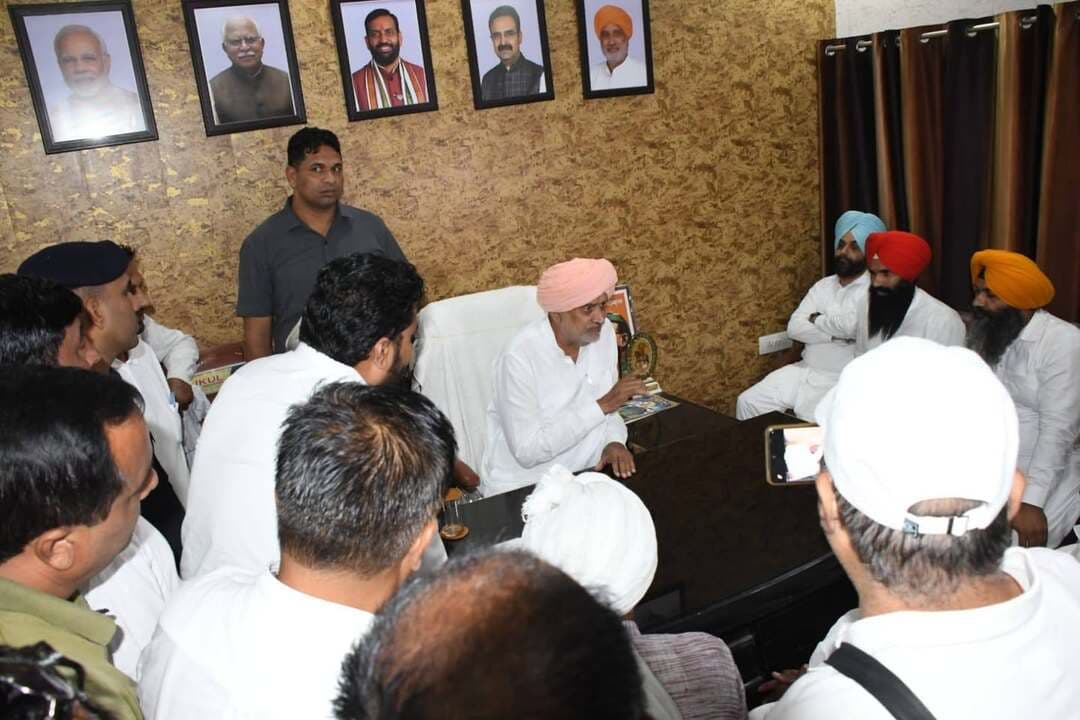 किसान की फसल का एक - एक दाना एमएसपी पर खरीदा जाएगा : श्याम सिंह राणा
अधिक उत्पादन होने पर भी एमएसपी पर खरीदा जाएगा धान: श्याम सिंह राणा
जिओ-फेंसिंग और बायोमीट्रिक व्यवस्था से धान खरीद प्रक्रिया में पारदर्शिता होगी सुनिश्चित
कृषि एवं किसान कल्याण मंत्री ने कुंजपुरा, घरौंडा,असंध, जुंडला, निसिंग, निगदू अनाज मंडियों का दौरा कर खरीद व्यवस्थाओं का लिया जायजा
करनाल, 11 अक्तूबर। हरियाणा के कृषि एवं किसान कल्याण मंत्री श्याम सिंह राणा ने रविवार को कुंजपुरा, घरौंडा,असंध, जुंडला, निसिंग, निगदू अनाज मंडियों का दौरा कर धान खरीद व्यवस्थाओं का जायजा लिया। इस दौरान उन्होंने मंडी में धान लेकर पहुंचे किसानों, आढ़तियों तथा व्यापारियों से बातचीत कर खरीद, उठान और अन्य व्यवस्थाओं के संबंध में जानकारी ली और उनकी समस्याओं का समाधान किया। उन्होंने कहा कि धान खरीद सीजन के दौरान किसानों को किसी भी प्रकार की परेशानी नहीं होनी चाहिए।
अधिक उत्पादन होने पर भी एमएसपी पर खरीदा जाएगा धान
£ कृषि मंत्री श्याम सिंह राणा ने कहा कि यदि किसी किसान के खेत में निर्धारित औसत से अधिक धान की पैदावार होती है तो उसे अपनी फसल बेचने के लिए परेशान होने की आवश्यकता नहीं है। ऐसे किसान अपनी मंडी के सचिव को इसकी जानकारी दें। मंडी सचिव संबंधित एसडीएम, जिला कृषि उपनिदेशक (डीडीए) और उपायुक्त को सूचित करेंगे। निर्धारित प्रक्रिया के अनुसार आवश्यक अनुमति लेकर किसान की अतिरिक्त उपज की खरीद सुनिश्चित की जाएगी। उन्होंने स्पष्ट किया कि पात्र किसान की फसल का एक-एक दाना एमएसपी पर खरीदा जाएगा और भुगतान उसके खाते में किया जाएगा।
कैबिनेट मंत्री ने मंडी में धान की आवक, खरीद प्रक्रिया, फसल की गुणवत्ता एवं नमी की जांच, बारदाने की उपलब्धता, फसल के उठान और किसानों को उपलब्ध करवाई जा रही सुविधाओं के बारे में अधिकारियों से जानकारी ली। उन्होंने अधिकारियों को खरीद प्रक्रिया व उठान कार्य में तेजी लाने के निर्देश दिए। इस दौरान उन्होंने मंडी में फसल लेकर आए किसानों, आढ़तियों एवं व्यापारियों की समस्याएं सुनीं तथा संबंधित उच्चाधिकारियों से दूरभाष पर बात कर समस्याओं का मौके पर ही समाधान करवाया।
पत्रकारों से बातचीत करते हुए कृषि मंत्री ने कहा कि मंडियों में धान के उठान पर विशेष जोर दिया जा रहा है। उठान में तेजी आने से मंडियों में जगह उपलब्ध होगी और खरीद प्रक्रिया सुचारू रूप से चल सकेगी। उन्होंने कहा कि यदि परिवहन के लिए उपलब्ध वाहनों की कमी होती है तो वैकल्पिक व्यवस्था भी की जाएगी। जरूरत पड़ने पर राइस मिलर्स के वाहनों की सहायता लेने का प्रावधान भी है, ताकि उठान कार्य प्रभावित न हो।
जिओ-फेंसिंग और बायोमीट्रिक व्यवस्था से रुकेगी अनियमितता
धान खरीद में पारदर्शिता सुनिश्चित करने के संबंध में मंत्री ने कहा कि इस बार मंडियों में जिओ-फेंसिंग, बायोमेट्रिक सत्यापन और गेट पास की व्यवस्था की गई है। मंडी में धान लेकर आने वाली ट्रॉली की प्रवेश द्वार पर एंट्री होगी और निर्धारित प्रक्रिया के अनुसार बायोमीट्रिक सत्यापन तथा ढेरी से संबंधित रिकॉर्ड दर्ज किया जाएगा। इसके बाद खरीद प्रक्रिया और जे-फॉर्म जारी करने की कार्रवाई होगी। मंडी से धान बाहर जाने पर आउटगोइंग पास का रिकॉर्ड भी रखा जाएगा। उन्होंने कहा कि संबंधित खरीद एजेंसियों के साथ-साथ मार्केट कमेटी द्वारा भी आवक और जाने का रिकॉर्ड रखा जाएगा। इससे धान खरीद प्रक्रिया पर निगरानी रखने और अनियमितताओं की गुंजाइश कम करने में मदद मिलेगी। उन्होंने किसानों से अपील की कि वे पराली में आग न लगाएं, बल्कि इसका उचित प्रबंधन करें। उन्होंने किसानों से सरकार द्वारा पराली प्रबंधन के लिए चलाई जा रही योजनाओं का लाभ उठाने और पर्यावरण संरक्षण में अपना योगदान देने का भी आह्वान किया।
इस अवसर पर Ram Kumar Kashyap - MLA Indri , हरियाणा मार्केटिंग बोर्ड के चेयरमैन वेदपाल एडवोकेट, घरौंडा के एसडीएम अनुभव मेहता, डीएफएससी मुकेश कुमार, डीएम हैफेड सुरेश कुमार, घरौंडा मार्केटिंग कमेटी के चेयरमैन राजकुमार पालीवाल सहित संबंधित विभागों के अधिकारी, किसान और आढ़ती मौजूद रहे।
#HVN24