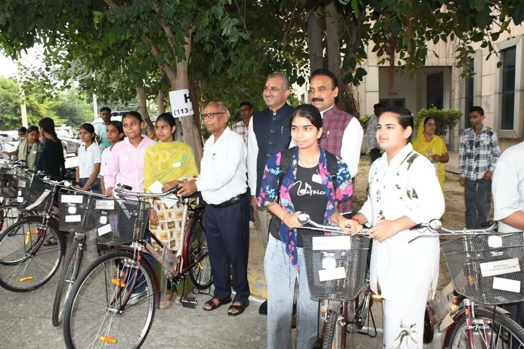 अंत्योदय फाउंडेशन बेटियों के सपनों को नई उड़ान देने का कर रहा है काम :हरविंद्र कल्याण
साइकिल वितरण से बेटियों की शिक्षा को मिलेगा बढ़ावा, समय की होगी बचत
मनोहर लाल की अंत्योदय की सोच से प्रेरित होकर जरूरतमंद परिवारों की मदद कर रहा फाउंडेशन
करनाल, 11 अक्तूबर। अंत्योदय फाउंडेशन की ओर से करनाल में बेटियों की शिक्षा को बढ़ावा देने और उनकी राह आसान बनाने के उद्देश्य से साइकिल वितरण कार्यक्रम का आयोजन किया गया। कार्यक्रम में हरियाणा विधानसभा अध्यक्ष हरविंद्र कल्याण ने मुख्य अतिथि के रूप में शिरकत की। इस अवसर पर उन्होंने नवरात्रों की शुभकामनाएं देते हुए फाउंडेशन के प्रयासों की सराहना की और पूर्व मुख्यमंत्री एवं केंद्रीय मंत्री मनोहर लाल की अंत्योदय की सोच को नमन किया।
हरविंद्र कल्याण ने कहा कि समाज के जरूरतमंद परिवारों की कठिनाइयों को समझते हुए उनकी मदद करना ही अंत्योदय का भाव है। हमारा प्रयास होना चाहिए कि जिन कठिन परिस्थितियों से हम गुजरे हैं, उनका सामना हमारी आने वाली पीढिय़ों को न करना पड़े। इसके लिए बच्चों को बेहतर शिक्षा, अवसर और सुविधाएं उपलब्ध करवाना जरूरी है। उन्होंने कहा कि बेटियां कठिन परिश्रम करें, आत्मनिर्भर बनें और अपने पैरों पर खड़े होकर जीवन में आगे बढ़ें। साथ ही, सक्षम बनने के बाद दूसरों की मदद करने का भाव भी अपने भीतर बनाए रखें।
उन्होंने कहा कि करनाल कल्पना चावला की धरती है। यहां की बेटियां भी अपने सपनों को साकार करते हुए नई ऊंचाइयों को छू सकती हैं। यदि किसी बच्चे या परिवार को शिक्षा अथवा अन्य किसी प्रकार की समस्या आती है, तो वे अपनी बात साझा करें, ताकि उनकी समस्याओं का समाधान करने के प्रयास किए जा सकें। उन्होंने बेटियों से आह्वान किया कि वे खूब पढ़ें, बड़े पदों पर पहुंचें और देश-प्रदेश का नाम रोशन करें।
उन्होंने कहा कि प्रधानमंत्री नरेंद्र मोदी और केंद्रीय मंत्री मनोहर लाल की सोच गरीब एवं जरूरतमंद परिवारों को आगे बढ़ाने की रही है। सरकार की जनकल्याणकारी योजनाओं का उद्देश्य अंतिम व्यक्ति तक लाभ पहुंचाना है। उन्होंने डॉ. भीमराव आंबेडकर का उदाहरण देते हुए कहा कि शिक्षा और दृढ़ संकल्प के बल पर व्यक्ति जीवन में बड़ी उपलब्धियां हासिल कर सकता है। माता-पिता भी बेटियों को आगे बढऩे के लिए प्रोत्साहित करें, ताकि वे जिम्मेदार नागरिक बनकर समाज और राष्ट्र के विकास में योगदान दे सकें।
सेवा का संकल्प समाज के अंतिम व्यक्ति तक पहुंचे :स्वामी ज्ञानानंद महाराज
इस अवसर पर स्वामी ज्ञानानंद महाराज ने कहा कि नवरात्रों का पावन अवसर हमें सेवा, समर्पण और समाज के प्रति अपने दायित्वों का स्मरण करवाता है। जीवन में केवल स्वयं की सुख-सुविधाओं तक सीमित रहना पर्याप्त नहीं है, बल्कि समाज के जरूरतमंद लोगों तक भी सुविधाएं और अवसर पहुंचाने चाहिए। उन्होंने कहा कि जीवन में अंधकार के बजाय प्रकाश का महत्व है और जरूरतमंदों की सहायता करना इसी प्रकाश को फैलाने का माध्यम है। उन्होंने सेवा के संकल्प को मजबूत बनाए रखने और कन्याओं के सम्मान एवं उनके उज्ज्वल भविष्य के लिए निरंतर प्रयास करने का आह्वान किया।
बेटियों की शिक्षा और कौशल विकास पर विशेष ध्यान : जगमोहन आनंद
करनाल के विधायक जगमोहन आनंद ने कहा कि नवरात्रों के पावन अवसर पर अंतरराष्ट्रीय बालिका दिवस का महत्व और बढ़ जाता है। मनोहर लाल ने जरूरतमंदों की सहायता के लिए जो पहल की है, उसे आगे बढ़ाना समाज की सामूहिक जिम्मेदारी है। उन्होंने कहा कि फाउंडेशन गरीब एवं जरूरतमंद परिवारों की मदद करने की भावना से कार्य कर रहा है। बच्चों के सर्वेक्षण और कौशल विकास जैसी गतिविधियों के माध्यम से उन्हें शिक्षा के साथ-साथ रोजगार के लिए तैयार करने के प्रयास किए जा रहे हैं। उन्होंने बेटियों से मेहनत और लगन के साथ पढ़ाई कर अपने परिवार तथा देश का नाम रोशन करने का आह्वान किया।
साइकिल से समय की बचत होगी, पढ़ाई को मिलेगा अधिक समय : योगेंद्र राणा
विधायक योगेंद्र राणा ने कहा कि केंद्रीय मंत्री मनोहर लाल के अंत्योदय सिद्धांत से प्रेरित होकर जरूरतमंदों की सहायता के लिए निरंतर प्रयास किए जा रहे हैं। साइकिल मिलने से बेटियों को शिक्षण संस्थानों तक आने-जाने में सुविधा होगी और उनके समय की बचत होगी। इस समय का उपयोग वे अपनी पढ़ाई और कौशल विकास में कर सकेंगी। उन्होंने बेटियों को उज्ज्वल भविष्य की शुभकामनाएं दीं।
सामाजिक संस्थाओं की भागीदारी से मजबूत होते हैं सेवा के प्रयास : भगवान दास कबीरपंथी
नीलोखेड़ी के विधायक भगवान दास कबीरपंथी ने कहा कि ग्रामीण क्षेत्रों से दूसरे गांवों में पढ़ाई के लिए जाने वाली बेटियों के लिए साइकिल बेहद उपयोगी साबित होगी। केंद्रीय मंत्री मनोहर लाल ने बेटियों की शिक्षा को प्रोत्साहित करने की दिशा में सराहनीय पहल की है। उन्होंने कहा कि सरकार जनकल्याण के लिए अनेक कार्य कर रही है और सामाजिक संस्थाओं की भागीदारी से इन प्रयासों को और मजबूती मिलती है। सेवा का भाव राजनीति से ऊपर उठकर समाज के जरूरतमंद लोगों की सहायता करने की प्रेरणा देता है।
अंतिम व्यक्ति तक लाभ पहुंचाना ही अंत्योदय का उद्देश्य : ऐषणा कल्याण
अंत्योदय फाउंडेशन की सदस्य ऐषणा कल्याण ने कहा कि केंद्रीय मंत्री मनोहर लाल की प्रेरणा से अंत्योदय की भावना को आगे बढ़ाने के उद्देश्य से फाउंडेशन का गठन किया गया। इसका मुख्य लक्ष्य समाज के अंतिम व्यक्ति तक लाभ पहुंचाना है। उन्होंने कहा कि फाउंडेशन पिछले करीब 12 वर्षों से विभिन्न सामाजिक गतिविधियों के माध्यम से जरूरतमंदों की सहायता कर रहा है। अब तक गरीब परिवारों की बेटियों को एक हजार साइकिल वितरित की जा चुकी हैं। इनमें आज 185 साईकिले वितरित किया जान शामिल है। इसके अलावा 11 गांवों में स्किल सेंटर स्थापित किए गए हैं, जिनसे युवाओं को कौशल विकास के अवसर मिल रहे हैं। उन्होंने कहा कि ऐसे प्रयास बेटियों के सपनों को नई रफ्तार देने के साथ युवाओं को आत्मनिर्भर बनाने में भी सहायक हैं।
कार्यक्रम में इंद्री के विधायक रामकुमार कश्यप, सांसद प्रतिनिधि कविंद्र राणा, अंत्योदय फाउंडेशन के कोषाध्यक्ष बृज गुप्ता, सदस्य अनिरुद्ध यादव सहित मौजूद रहे।
#HVN24