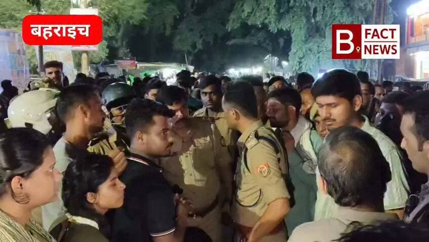 बहराइच झिगहा घाट तिराहे पर नदी में डूबे युवराज के परिजनों का प्रदर्शन सड़क को किया जाम।
नदी में दोस्तों के साथ नहाते समय हुआ था लापता।
अब तक 11 वर्ष युवराज के न मिलने परिवार के लोगों में चिंता व आक्रोश
मौके पर co सिटी समेत भारी पुलिस बल तैनात