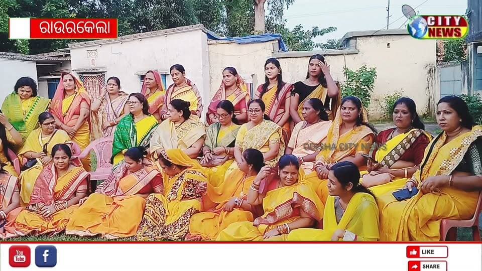 ରାଉରକେଲା ସେକ୍ଟର-୭ରେ ଆୟୋଜିତ ହେବ ମା’ ଲକ୍ଷ୍ମୀ ପୂଜା ୨୦୨୬।।।
ଧନ, ସମୃଦ୍ଧି ଓ ସୁଖଶାନ୍ତିର ଦେବୀ ମା’ ଲକ୍ଷ୍ମୀଙ୍କ ପୂଜାକୁ ନେଇ ରାଉରକେଲାରେ ଆରମ୍ଭ ହୋଇଛି ପ୍ରସ୍ତୁତି। ଆସନ୍ତା ୨୫ ଅକ୍ଟୋବରରୁ ୨ ନଭେମ୍ବର ୨୦୨୬ ପର୍ଯ୍ୟନ୍ତ ସେକ୍ଟର-୭ ଦୁର୍ଗାପୂଜା ପଡ଼ିଆରେ ଆୟୋଜିତ ହେବ ମା’ ଲକ୍ଷ୍ମୀ ପୂଜା।
ମା’ ଲକ୍ଷ୍ମୀଙ୍କ ଆଶୀର୍ବାଦ କାମନା କରି ଭକ୍ତି, ଶ୍ରଦ୍ଧା ଓ ଉତ୍ସାହର ସହିତ ଏହି ପୂଜା ଆୟୋଜନ କରିବାକୁ ଯାଉଛି ମାତୃଶକ୍ତି ଲକ୍ଷ୍ମୀ ପୂଜା କମିଟି।
କମିଟି ପକ୍ଷରୁ ଜାରି ନିମନ୍ତ୍ରଣ ପତ୍ର ଅନୁସାରେ, ନଅ ଦିନ ଧରି ଚାଲିବାକୁ ଥିବା ଏହି ପୂଜା ଅବସରରେ ମା’ଙ୍କ ଦର୍ଶନ ପାଇଁ ଶ୍ରଦ୍ଧାଳୁଙ୍କୁ ଆମନ୍ତ୍ରଣ କରାଯାଇଛି।
ଏହି ଆୟୋଜନରେ କମିଟିର ଅଧ୍ୟକ୍ଷା ପୂଜା ରାୟ, ଉପାଧ୍ୟକ୍ଷା ସୁଚିତ୍ରା ତନ୍ତୀ, ସଂଯୋଜିକା ମିନତୀ ଦେବତା ଏବଂ ସଭାପତି କଳ୍ପନା ଭଞ୍ଜାଙ୍କ ସହ ସମସ୍ତ ସଦସ୍ୟ ସଦସ୍ୟା ଜଡ଼ିତ ଅଛନ୍ତ
ତେଣୁ ଆପଣ ମଧ୍ୟ ନିଜ ପରିବାର ଓ ପରିଜନଙ୍କ ସହ ରାଉରକେଲା ସେକ୍ଟର-୭ ଦୁର୍ଗାପୂଜା ପଡ଼ିଆକୁ ଆସି ମା’ ଲକ୍ଷ୍ମୀଙ୍କ ଆଶୀର୍ବାଦ ଲାଭ କରନ୍ତୁ।
କୋଷାଧକ୍ଷ ମମତା ଜେନା , ଅନ୍ନପୂର୍ଣ୍ଣା ବେହେରା , ଅହଲ୍ୟା ପାଣି , ରଜନୀ ନାୟକ , ନିବେଦିତା ବୈରୀଗଞ୍ଜନ , ସୁପ୍ରଭା ଦେହୁରୀ , ପ୍ରିୟଦର୍ଶିନୀ ରାଉତ , ମନ୍ଦିରା ମିଶ୍ର, ମମତା ଚା ନ୍ଦ, ଅନୁପମା ସ୍ୱାଇଁ , ଅଳକା ଦାସ , ରଶ୍ମୀ ମଣ୍ଡଳ, ସଂଯୁକ୍ତା କାଣ୍ଡି, ରୀତା ପାଢ଼ୀ , ଅଞ୍ଜଳୀ ନାୟକ , ନମିତା ସାହୁ, ବେବି ସେଠୀ, ସରୋଜିନୀ ବେହେରା , ଗୀତା ନାୟକ, ଲକ୍ଷ୍ମୀପ୍ରିୟା ବେହେରା , ଭାନୁମତୀ ବେହେରା , ବିମଳା ବଡ଼ାଇ , ଚାନ୍ଦ ବଡାଇକ,।ପୂଜା ହରିପାଲ,