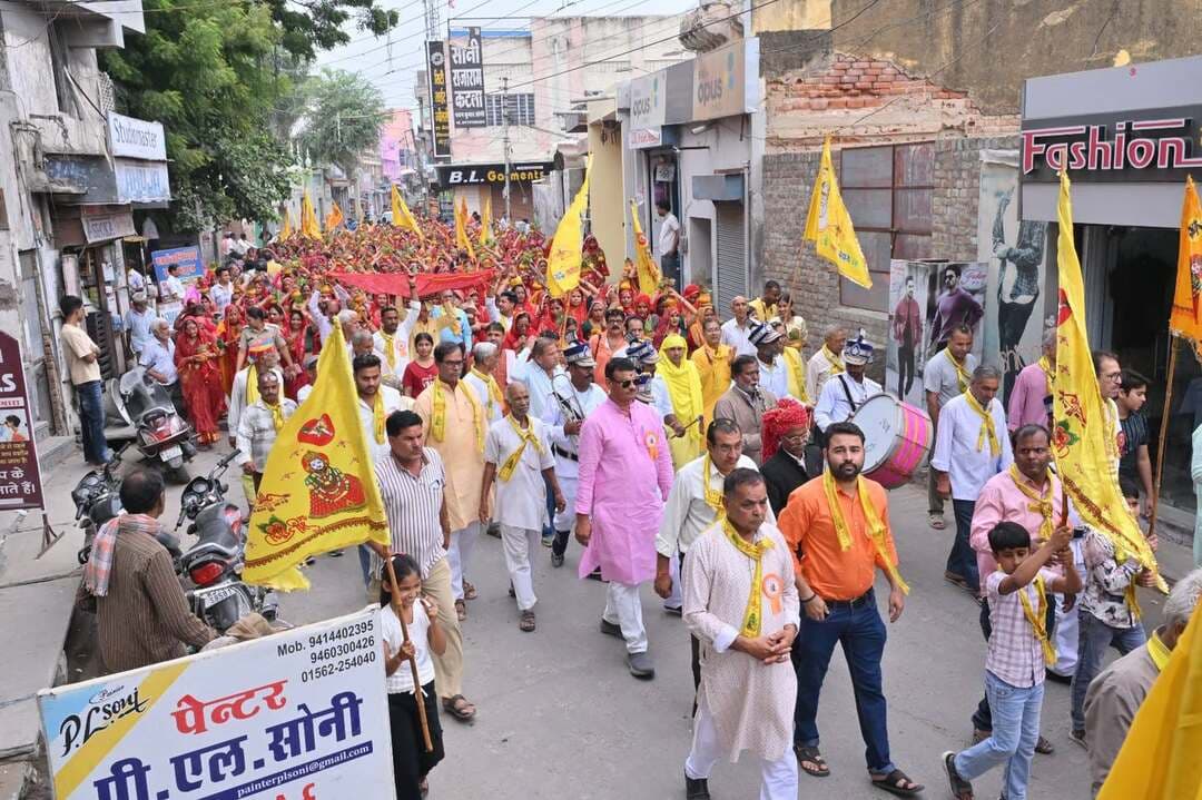 भागवत् कथा को लेकर निकाली कलश यात्रा
चूरूः श्रीराम मंदिर में सात दिवसीय श्रीमद् भागवत कथा ज्ञान यज्ञ का शुभारंभ रविवार को कलश यात्रा से हुआ। कलश यात्रा में शिव-पार्वती और राधा-कृष्ण की सजीव झांकियां आकर्षण का केंद्र रहीं। समिति के भास्कर शर्मा ने बताया कि शोभायात्रा गोपालजी मंदिर से रवाना होकर मुख्य मार्गों से कथा स्थल पहुंची। इस दौरान ऋषिकेश के बाल संत भोले बाबा, यजमान गोविन्द राम शर्मा और मंजु शर्मा मौजूद थे। कलश यात्रा का जगह-जगह पुष्प वर्षा कर स्वागत किया। इस अवसर पर ममता शर्मा, डॉ. रजनीकांत, उमेश शर्मा, प्रेरणा शर्मा, कनिष्क शर्मा आदि ने कथावाचक का स्वागत किया। इस अवसर पर ऋषिकेश के बाल संत भोले बाबा ने कहा कि श्रीमद्भागवत कथा का श्रवण करने से मनुष्य को पुण्य की प्राप्ति होती है। प्रत्येक व्यक्ति को श्रद्धा के साथ कथा का श्रवण करना चाहिए। भगवान की भक्ति से मन को शांति और संतुष्टि मिलती है। इस अवसर पर चंद्रप्रकाश शर्मा, विनोद प्रजापत, प्रशांत शर्मा, महेश बावलिया, हनुमान प्रसाद सैनी, मुदित तिवाड़ी, नागरमल, श्यामलाल जांगिड़, ओमप्रकाश राजोतिया, पंकज सैनी, रमेश वशिष्ठ, अमन शर्मा, उत्तम पारीक, यश राठी, मेहुल शर्मा, संजय रक्षक, राकेश राजोतिया आदि ने सहयोगी भूमिका निभाई। #BhagwatKatha
#follower #nonfollowers #highlightseveryone