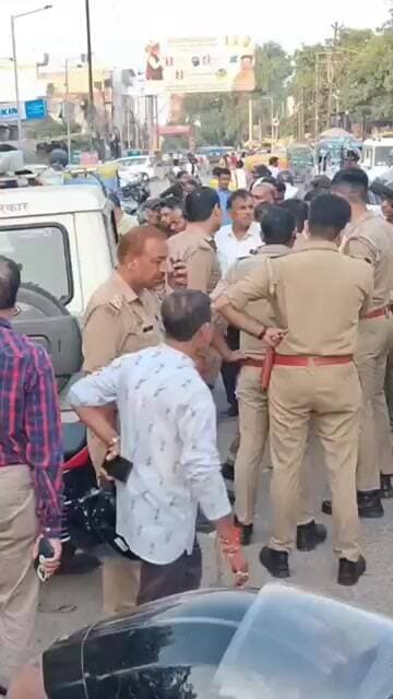 अलीगढ़ में GST टीम का विरोध! सैकड़ों व्यापारी जुटे, 3 घंटे तक चला हंगामा