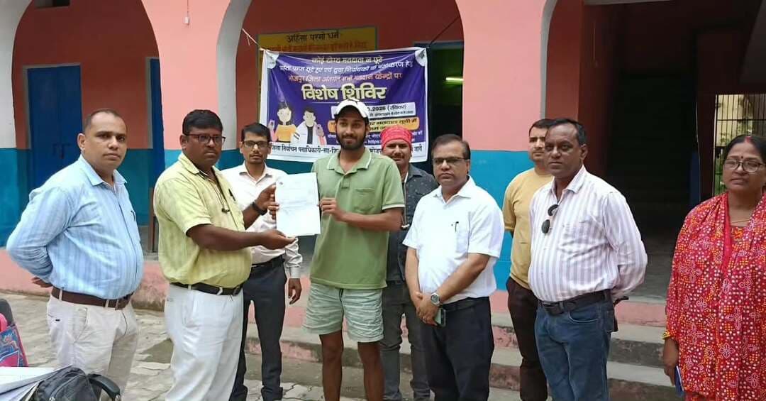 प्रेस विज्ञप्ति
.................
भारत निर्वाचन आयोग एवं निर्वाचन विभाग बिहार पटना द्वारा प्राप्त निदेश के आलोक में आज दिनांक 11.10.2026 को जिला निर्वाचन पदाधिकारी - सह - जिला पदाधिकारी भोजपुर के निर्देशानुसार भोजपुर जिला अंतर्गत सभी विधानसभा निर्वाचन क्षेत्रों के सभी मतदान केन्द्रों पर मतदान केंद्र स्तरीय पदाधिकारी (बीएलओ) द्वारा अहर्ता प्राप्त छुटे एवं युवा निर्वाचकों का पंजीकरण हेतू विशेष शिविर(स्पेशल कैंप)का आयोजन किया गया।
विशेष शिविर के दौरान संबंधित बीएलओ द्वारा अपने मतदान केंद्र पर उपस्थित रहकर पात्र निर्वाचकों से निर्वाचक सूची में पंजीकरण हेतू विहित प्रपत्र में आवेदन प्राप्त किया गया!
मतदान केंद्रों पर आयोजित विशेष शिविर का संबंधित पदाधिकारियों द्वारा निरीक्षण किया गया तथा बीएलओ को आवश्यक दिशा निर्देश दिए गए।
विशेष शिविर में प्राप्त आवेदनों का संबंधित निर्वाचक निबंधन पदाधिकारी द्वारा जांचोपरांत पंजीकरण हेतू नियमानुसार कार्रवाई की जाएगी।
अहर्ता प्राप्त नागरिक ऑनलाइन माध्यम से भी वोटर हेल्पलाइन ऐप या आयोग के वेबसाइट http://voters.eci.gov.in पर जाकर अपना नाम निर्वाचक सूची में पंजीकरण हेतू आवेदन कर सकते हैं।
जिला निर्वाचन पदाधिकारी- सह - जिला पदाधिकारी भोजपुर द्वारा जिला के सभी पात्र नागरिकों से अपील किया गया है कि निर्वाचक सूची में अपना पंजीकरण अवश्य करवाएं और मजबूत लोकतंत्र का भागीदार बनें।
@iprdbihar
@ecisveep
@bihar_ceo