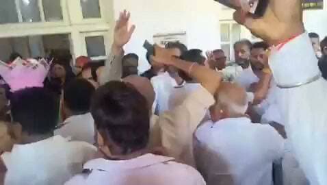 यूपी कांग्रेस मुख्यालय में जूते से मार-पीट हुई...
पूर्व प्रदेश अध्यक्ष अजय राय धरने पर बैठे...
आरोप- नई प्रदेश अध्यक्ष के कार्यभार ग्रहण के दौरान समर्थकों से बदसलूकी हुई...!
#viralvideoシ #ViralNewsUpdate #CongressParty