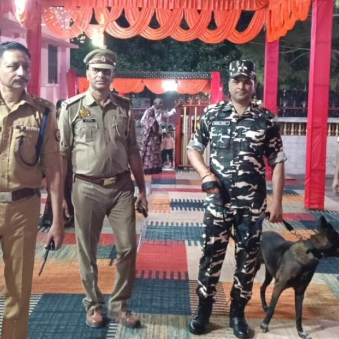 #Balrampur ! मजबूत सुरक्षा घेरे में माँ पाटेश्वरी धाम: डॉग स्क्वायड और बीडीडीएस टीम ने खंगाला चप्पा-चप्पा
बलरामपुर:
शारदीय नवरात्रि पर तुलसीपुर के ऐतिहासिक आदिशक्ति माँ पाटेश्वरी देवी धाम में जुटने वाले लाखों श्रद्धालुओं की सुरक्षा के मद्देनजर बलरामपुर पुलिस ने सुरक्षा चक्रव्यूह तैयार कर लिया है। पुलिस अधीक्षक श्री मार्तण्ड प्रकाश सिंह के निर्देशन में रविवार (11 अक्टूबर 2026) को मंदिर परिसर से लेकर मेला क्षेत्र तक कड़ा सुरक्षा पहरा बैठाया गया।
क्षेत्राधिकारी तुलसीपुर श्री अभय प्रताप मल्ल के नेतृत्व और प्रभारी निरीक्षक श्री सुधीर कुमार सिंह की मौजूदगी में डॉग स्क्वायड और बीडीडीएस (बम डिटेक्शन एंड डिस्पोजल स्क्वायड) टीम ने संयुक्त रूप से फ्लैग मार्च और संघन चेकिंग अभियान चलाया।
प्रमुख बिंदु:
आधुनिक उपकरणों से जाँच: बीडीडीएस टीम ने मेटल डिटेक्टर व डीएफएमडी उपकरणों से गर्भगृह, परिक्रमा मार्ग और प्रवेश द्वारों की बारीकी से जाँच की।
डॉग स्क्वायड की चौकसी: श्वान दल ने मेला परिसर, प्रसाद दुकानों और यात्री विश्राम स्थलों का कोना-कोना खंगाला।
सीसीटीवी और कंट्रोल रूम मुस्तैद: सुरक्षा के लिहाज से सीसीटीवी कंट्रोल रूम, पार्किंग और अस्थायी पुलिस चौकियों का निरीक्षण किया गया।
पुलिस कर्मियों को हिदायत: सीओ तुलसीपुर ने ड्यूटी पर तैनात फोर्स को सख्त निर्देश दिए कि वे पूरी तरह सतर्क रहें, महिला श्रद्धालुओं से शालीनता से पेश आएं और अफवाहों पर पैनी नजर रखें।
मेले को शांतिपूर्ण और निर्विघ्न संपन्न कराने के लिए भारी पुलिस बल, महिला सुरक्षाकर्मी, खुफिया तंत्र और ट्रैफिक पुलिस मुस्तैद कर दी गई है।
#balrampurpolice