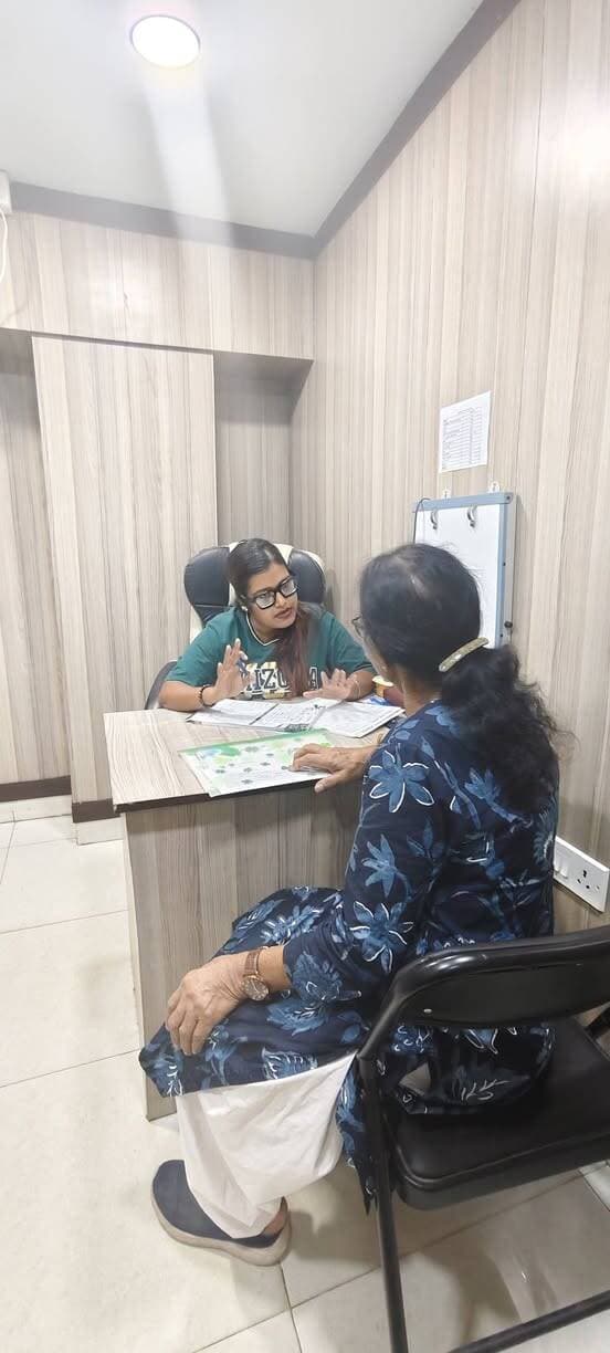 🌿 আমার আজকের পুষ্টিবিদের টিপস,,,,,
শুধু খাবার নয়, খাবারের সঙ্গে আপনার অভ্যাসও বদলান!
আপনি কি স্বাস্থ্যকর খাবার খাওয়ার চেষ্টা করছেন, কিন্তু রান্নায় বারবার অতিরিক্ত তেল ব্যবহার হয়ে যাচ্ছে?
🫒 প্রতিদিনের রান্নায় তেলের পরিমাণের দিকে একটু নজর দিন।
✅ রান্নার আগে প্রয়োজনীয় তেল মেপে নিন।
✅ একই পদে বারবার অতিরিক্ত তেল যোগ করা এড়িয়ে চলুন।
✅ ভাজাভুজির বদলে মাঝে মাঝে ঝোল, সেদ্ধ বা কম তেলে রান্না করা খাবার বেছে নিন।
✅ সরষের তেল হোক বা অন্য কোনো তেল—পরিমাণ ও সামগ্রিক খাদ্যাভ্যাস দুটোই গুরুত্বপূর্ণ।
💚 মনে রাখবেন, তেল পুরোপুরি বাদ দেওয়া নয়—সঠিক পরিমাণে ব্যবহার করাই স্বাস্থ্যকর অভ্যাসের অংশ।
আপনার স্বাস্থ্য ও খাদ্যাভ্যাস অনুযায়ী ব্যক্তিগত ডায়েট পরামর্শের জন্য যোগাযোগ করুন।
👩⚕️ পুষ্টিবিদ চন্দ্রিমা দে
U & URS NUTRITIONIST
#HealthyCooking #NutritionTips #পুষ্টিবিদেরপরামর্শ