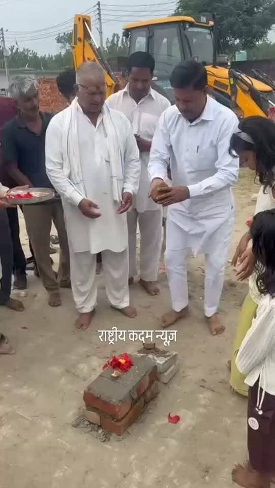 भांगेड़ा गांव को बड़ी सौगात! ₹46 लाख की लागत से बनेगी आयुर्वेदिक डिस्पेंसरी मंडी बोर्ड के अध्यक्ष कैलाश शर्मा के प्रयासों से विकास कार्य को मिली गति!
📍 भांगेड़ा गांव में आयुर्वेदिक डिस्पेंसरी का शिलान्यास किया गया। करीब ₹46 लाख की लागत से बनने वाली इस डिस्पेंसरी से ग्रामीणों को आयुर्वेदिक स्वास्थ्य सेवाएं उपलब्ध कराने की दिशा में महत्वपूर्ण कदम उठाया गया है।
🙏 नवरात्रों के शुभ अवसर पर गांववासियों ने मंडी बोर्ड के अध्यक्ष कैलाश शर्मा को शुभकामनाएं दीं और शिलान्यास कार्यक्रम में भाग लिया।
💐 ग्रामीणों को मिलेगी स्वास्थ्य सुविधा, गांव के विकास को मिलेगा नया आयाम!
📲 देखिए पूरी खबर सिर्फ राष्ट्रीय कदम न्यूज़ पर।
#राष्ट्रीयकदमन्यूज़ #भांगेड़ा #कैलाशशर्मा #AyurvedicDispensary #स्वास्थ्यसेवा ग्रामीणविकास HaryanaNews BreakingNews