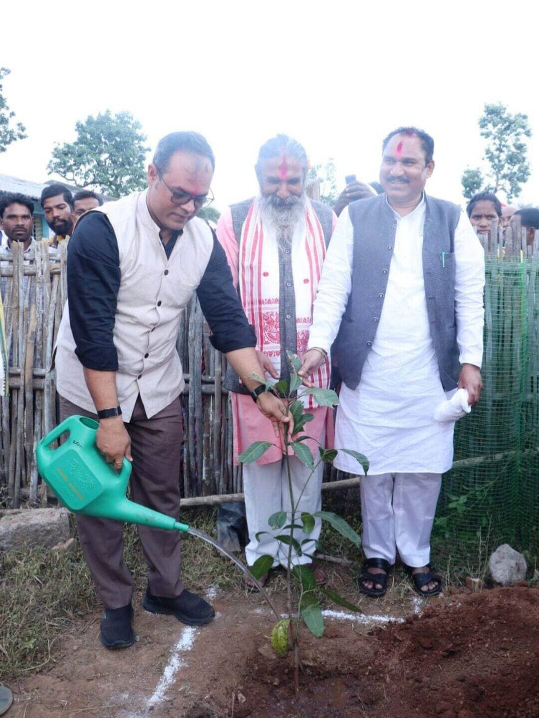 सेवा संकल्प अभियान के तहत ग्राम माहला में आयोजित सेवा सेतु शिविर के अवसर पर सांसद श्री भोजराज नाग, विधायक श्री विक्रम उसेंडी एवं कलेक्टर श्री कुन्दन कुमार ने पौधरोपण कर पर्यावरण संरक्षण का संदेश दिया।
सांसद श्री भोजराज नाग ने बरगद, विधायक श्री विक्रम उसेंडी ने कदम और कलेक्टर श्री कुन्दन कुमार ने आम का पौधा रोपित किया। इस पहल के माध्यम से प्रकृति संरक्षण, हरियाली संवर्धन और भावी पीढ़ियों के लिए स्वच्छ एवं स्वस्थ पर्यावरण बनाने का संदेश दिया गया।