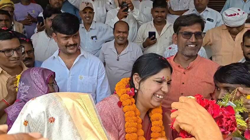 स्वागत से भावुक हुईं दिव्या मित्तल बोलीं - "मतलब मिर्जापुर ने ठेका लिया है मुझे रुलाने का"
#DivyaMittal #MirzapurNews #BhavukPal #FormerDM #MirzapurEmotion #TodayMirzapur