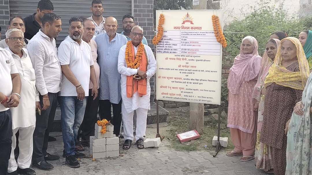 विधायक राम कुमार कश्यप ने वार्ड नंबर-1 में विकास कार्यों का किया शुभारंभ, बसंत विहार की गलियों में इंटरलॉकिंग पेवर ब्लॉक और गांव कैलाश में सीसी सड़क का होगा निर्माण।
दोनों विकास कार्यों पर खर्च होंगे 33.06 लाख रुपये, स्थानीय निवासियों को मिलेगी आवागमन में सुविधा।
करनाल इंद्री के विधायक एवं हरियाणा विधानसभा के चीफ व्हिप राम कुमार कश्यप ने नगर निगम करनाल के वार्ड नंबर-1 के अंतर्गत बसंत विहार क्षेत्र की विभिन्न गलियों में इंटरलॉकिंग पेवर ब्लॉक लगाने तथा गांव कैलाश में मेन रोड से सामुदायिक केंद्र तक सीमेंट कंक्रीट सड़क के निर्माण कार्यों का शुभारंभ किया। इन दोनों विकास कार्यों पर कुल 33.06 लाख रुपये की राशि खर्च की जाएगी। इन कार्यों के पूरा होने से क्षेत्र के निवासियों को आवागमन में सुविधा मिलेगी और स्थानीय बुनियादी ढांचे को मजबूती मिलेगी।
बसंत विहार क्षेत्र की विभिन्न गलियों में इंटरलॉकिंग पेवर ब्लॉक लगाने के कार्य पर 21.30 लाख रुपये खर्च किए जाएंगे, जबकि गांव कैलाश के मेन रोड से सामुदायिक केंद्र तक सीमेंट कंक्रीट सड़क के निर्माण पर 11.76 लाख रुपये की लागत आएगी। इन विकास कार्यों से गलियों एवं सड़क की स्थिति में सुधार होगा और लोगों को दैनिक आवागमन में होने वाली परेशानियों से राहत मिलेगी।
इंद्री विधानसभा क्षेत्र में तेजी से करवाए जा रहे विकास कार्य:- राम कुमार कश्यप।
विकास कार्यों के शुभारंभ अवसर पर विधायक राम कुमार कश्यप ने कहा कि इंद्री विधानसभा क्षेत्र में विकास कार्यों की बहार आई हुई है। क्षेत्र में करोड़ों रुपये की लागत से विभिन्न विकास परियोजनाओं पर काम चल रहा है। प्रदेश सरकार नागरिकों को बेहतर सुविधाएं उपलब्ध करवाने और शहरी व ग्रामीण क्षेत्रों में बुनियादी ढांचे को सुदृढ़ करने के लिए निरंतर प्रयासरत है।
उन्होंने कहा कि हरियाणा सरकार के पास जनसुविधाओं के विकास के लिए धन की कोई कमी नहीं है। सरकार की प्राथमिकता है कि लोगों को सड़क, गलियों और अन्य मूलभूत सुविधाओं का लाभ मिले तथा विकास कार्यों का फायदा सीधे आमजन तक पहुंचे। इसी दिशा में लगातार योजनाबद्ध तरीके से विकास कार्य करवाए जा रहे हैं और व्यवस्थाओं में सुधार किया जा रहा है।
विधायक ने कहा कि मुख्यमंत्री नायब सिंह सैनी तथा केंद्रीय ऊर्जा एवं आवास एवं शहरी मामलों के मंत्री मनोहर लाल के नेतृत्व में प्रदेश में विकास कार्यों को निरंतर गति दी जा रही है। सरकार की जनकल्याणकारी नीतियों और विकास योजनाओं से प्रदेशवासियों को लाभ मिल रहा है। उन्होंने कहा कि क्षेत्र की आवश्यकताओं के अनुरूप विकास क
