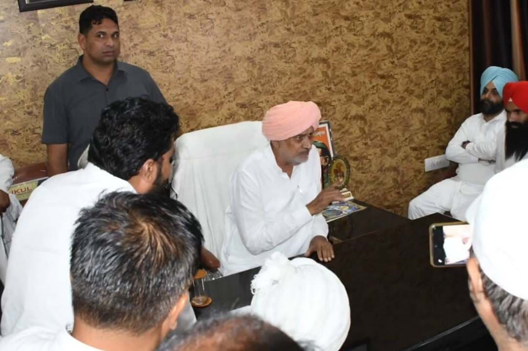 किसान की फसल का एक - एक दाना एमएसपी पर खरीदा जाएगा : श्याम सिंह राणा
अधिक उत्पादन होने पर भी एमएसपी पर खरीदा जाएगा धान: श्याम सिंह राणा
जिओ-फेंसिंग और बायोमीट्रिक व्यवस्था से धान खरीद प्रक्रिया में पारदर्शिता होगी सुनिश्चित
कृषि एवं किसान कल्याण मंत्री ने कुंजपुरा, घरौंडा,असंध, जुंडला, निसिंग, निगदू अनाज मंडियों का दौरा कर खरीद व्यवस्थाओं का लिया जायजा
करनाल, 11 अक्तूबर। हरियाणा के कृषि एवं किसान कल्याण मंत्री श्याम सिंह राणा ने रविवार को कुंजपुरा, घरौंडा,असंध, जुंडला, निसिंग, निगदू अनाज मंडियों का दौरा कर धान खरीद व्यवस्थाओं का जायजा लिया। इस दौरान उन्होंने मंडी में धान लेकर पहुंचे किसानों, आढ़तियों तथा व्यापारियों से बातचीत कर खरीद, उठान और अन्य व्यवस्थाओं के संबंध में जानकारी ली और उनकी समस्याओं का समाधान किया। उन्होंने कहा कि धान खरीद सीजन के दौरान किसानों को किसी भी प्रकार की परेशानी नहीं होनी चाहिए।
अधिक उत्पादन होने पर भी एमएसपी पर खरीदा जाएगा धान
£ कृषि मंत्री श्याम सिंह राणा ने कहा कि यदि किसी किसान के खेत में निर्धारित औसत से अधिक धान की पैदावार होती है तो उसे अपनी फसल बेचने के लिए परेशान होने की आवश्यकता नहीं है। ऐसे किसान अपनी मंडी के सचिव को इसकी जानकारी दें। मंडी सचिव संबंधित एसडीएम, जिला कृषि उपनिदेशक (डीडीए) और उपायुक्त को सूचित करेंगे। निर्धारित प्रक्रिया के अनुसार आवश्यक अनुमति लेकर किसान की अतिरिक्त उपज की खरीद सुनिश्चित की जाएगी। उन्होंने स्पष्ट किया कि पात्र किसान की फसल का एक-एक दाना एमएसपी पर खरीदा जाएगा और भुगतान उसके खाते में किया जाएगा।
कैबिनेट मंत्री ने मंडी में धान की आवक, खरीद प्रक्रिया, फसल की गुणवत्ता एवं नमी की जांच, बारदाने की उपलब्धता, फसल के उठान और किसानों को उपलब्ध करवाई जा रही सुविधाओं के बारे में अधिकारियों से जानकारी ली। उन्होंने अधिकारियों को खरीद प्रक्रिया व उठान कार्य में तेजी लाने के निर्देश दिए। इस दौरान उन्होंने मंडी में फसल लेकर आए किसानों, आढ़तियों एवं व्यापारियों की समस्याएं सुनीं तथा संबंधित उच्चाधिकारियों से दूरभाष पर बात कर समस्याओं का मौके पर ही समाधान करवाया।
पत्रकारों से बातचीत करते हुए कृषि मंत्री ने कहा कि मंडियों में धान के उठान पर विशेष जोर दिया जा रहा है। उठान में तेजी आने से मंडियों में जगह उपलब्ध होगी और खरीद प्रक्रिया सुचारू रूप से चल सकेगी। उन्होंने कहा कि यदि परिवहन के लिए उपलब्ध वाहनों की कमी होती है तो वैकल्पिक व्यवस्था भी की जाएगी। जरूरत पड़ने पर राइस मिलर्स के वाहनों की सहायता लेने का