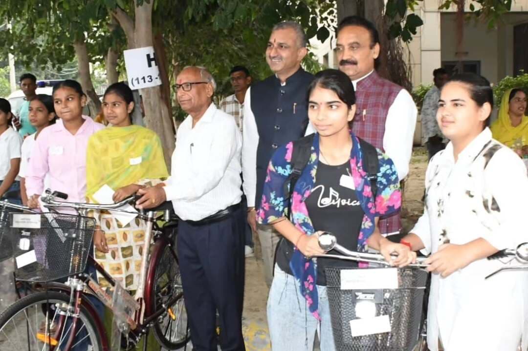 अंत्योदय फाउंडेशन बेटियों के सपनों को नई उड़ान देने का कर रहा है काम :हरविंद्र कल्याण
साइकिल वितरण से बेटियों की शिक्षा को मिलेगा बढ़ावा, समय की होगी बचत
मनोहर लाल की अंत्योदय की सोच से प्रेरित होकर जरूरतमंद परिवारों की मदद कर रहा फाउंडेशन
करनाल, 11 अक्तूबर। अंत्योदय फाउंडेशन की ओर से करनाल में बेटियों की शिक्षा को बढ़ावा देने और उनकी राह आसान बनाने के उद्देश्य से साइकिल वितरण कार्यक्रम का आयोजन किया गया। कार्यक्रम में हरियाणा विधानसभा अध्यक्ष हरविंद्र कल्याण ने मुख्य अतिथि के रूप में शिरकत की। इस अवसर पर उन्होंने नवरात्रों की शुभकामनाएं देते हुए फाउंडेशन के प्रयासों की सराहना की और पूर्व मुख्यमंत्री एवं केंद्रीय मंत्री मनोहर लाल की अंत्योदय की सोच को नमन किया।
हरविंद्र कल्याण ने कहा कि समाज के जरूरतमंद परिवारों की कठिनाइयों को समझते हुए उनकी मदद करना ही अंत्योदय का भाव है। हमारा प्रयास होना चाहिए कि जिन कठिन परिस्थितियों से हम गुजरे हैं, उनका सामना हमारी आने वाली पीढिय़ों को न करना पड़े। इसके लिए बच्चों को बेहतर शिक्षा, अवसर और सुविधाएं उपलब्ध करवाना जरूरी है। उन्होंने कहा कि बेटियां कठिन परिश्रम करें, आत्मनिर्भर बनें और अपने पैरों पर खड़े होकर जीवन में आगे बढ़ें। साथ ही, सक्षम बनने के बाद दूसरों की मदद करने का भाव भी अपने भीतर बनाए रखें।
उन्होंने कहा कि करनाल कल्पना चावला की धरती है। यहां की बेटियां भी अपने सपनों को साकार करते हुए नई ऊंचाइयों को छू सकती हैं। यदि किसी बच्चे या परिवार को शिक्षा अथवा अन्य किसी प्रकार की समस्या आती है, तो वे अपनी बात साझा करें, ताकि उनकी समस्याओं का समाधान करने के प्रयास किए जा सकें। उन्होंने बेटियों से आह्वान किया कि वे खूब पढ़ें, बड़े पदों पर पहुंचें और देश-प्रदेश का नाम रोशन करें।
उन्होंने कहा कि प्रधानमंत्री नरेंद्र मोदी और केंद्रीय मंत्री मनोहर लाल की सोच गरीब एवं जरूरतमंद परिवारों को आगे बढ़ाने की रही है। सरकार की जनकल्याणकारी योजनाओं का उद्देश्य अंतिम व्यक्ति तक लाभ पहुंचाना है। उन्होंने डॉ. भीमराव आंबेडकर का उदाहरण देते हुए कहा कि शिक्षा और दृढ़ संकल्प के बल पर व्यक्ति जीवन में बड़ी उपलब्धियां हासिल कर सकता है। माता-पिता भी बेटियों को आगे बढऩे के लिए प्रोत्साहित करें, ताकि वे जिम्मेदार नागरिक बनकर समाज और राष्ट्र के विकास में योगदान दे सकें।
सेवा का संकल्प समाज के अंतिम व्यक्ति तक पहुंचे :स्वामी ज्ञानानंद महाराज
इस अवसर पर स्वामी ज्ञानानंद महाराज ने कहा कि नवरात्रों का पावन अवसर हमें सेवा, समर्पण और समाज के प्रति अपने द