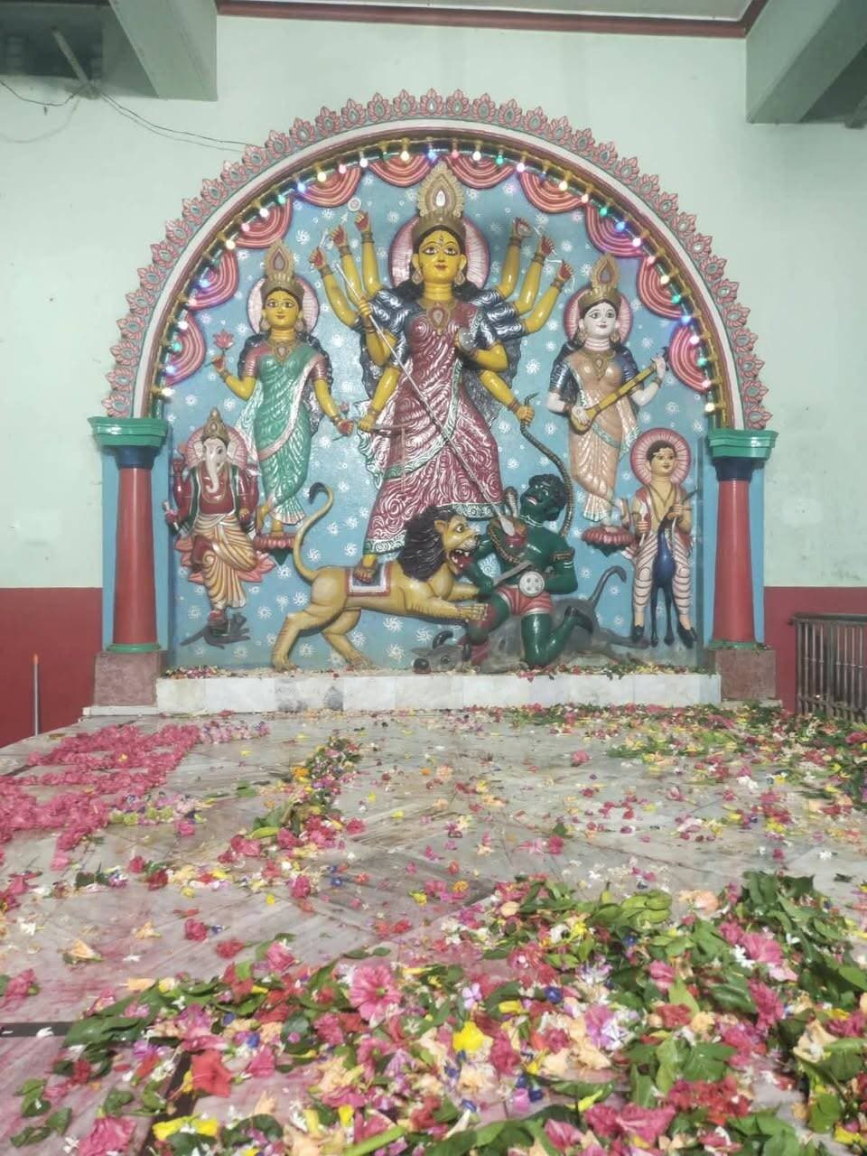 शारदीय नवरात्र की पहली पूजा पर मां के जयकारों से गूंजा भ्रमरपुर का मणिद्वीप दुर्गा मंदिर, लगभग 400 साल पुरानी है आस्था की परंपरा......see more