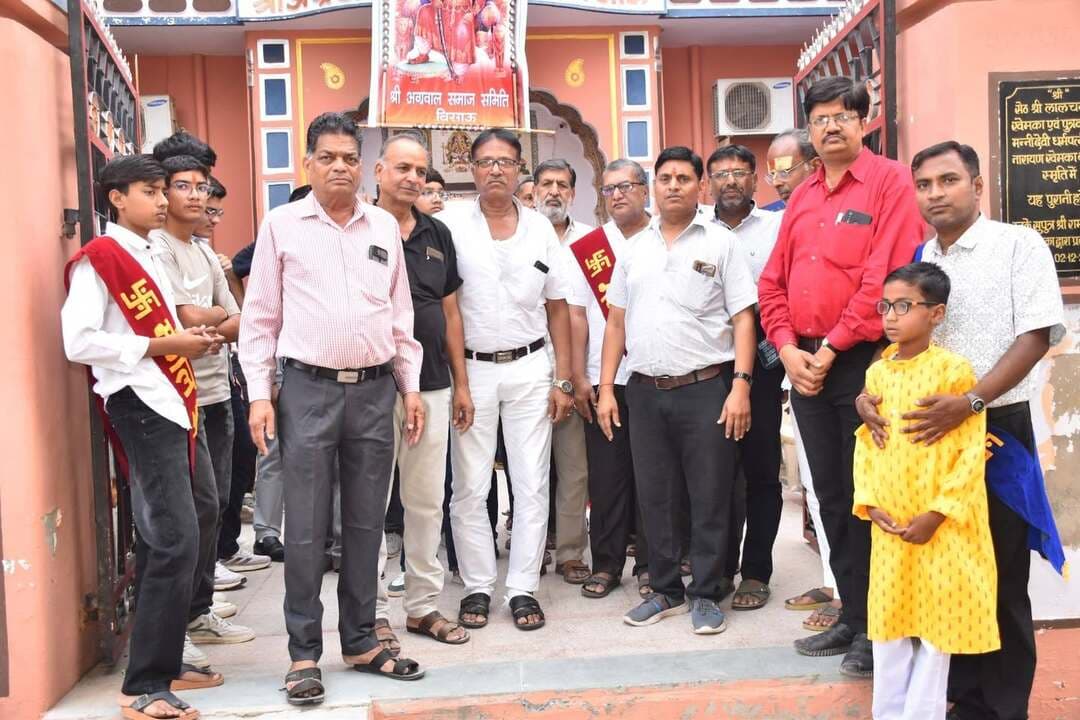 बिसाऊ में अग्रसेन जयंती पर निकली शोभायात्रा, समाज के वरिष्ठ सदस्य पोद्दार का किया सम्मान
बिसाऊ। अग्रवाल समाज समिति, बिसाऊ की ओर से अग्रवाल समाज के प्रवर्तक एवं समाज के आराध्य महाराजा अग्रसेन की 5150वीं जयंती के उपलक्ष्य में अग्रसेन जयंती महोत्सव-2026 के तहत रविवार तीसरे दिन अग्रसेन भवन में समाज के वरिष्ठ सदस्य शिवकुमार पोद्दार का शॉल, साफा, माल्यार्पण, प्रतीक चिन्ह एवं अभिनंदन पत्र के साथ सम्मान किया गया।
समाज के अध्यक्ष संजय पोद्दार की अध्यक्षता में आयोजित कार्यक्रम में अतिथि संरक्षक जगदीश कसेरा, रामजीलाल कल्याणी, हरिराम जटिया, अजीत बुचासिया, गोविंद खेतान महनसर, रचित टिबड़ेवाल ने समाज के मेधावी विद्यार्थियों एवं प्रतियोगिताओं के विजेताओं को भी सम्मानित किया।
कोषाध्यक्ष सुभाष क्याल व कार्यकारिणी सदस्य मनीष गढ़वाला, कमल क्याल, बुद्धिप्रकाश पोद्दार, मनीष बिरमीवाला, कमल बगड़िया, श्यामसुंदर सिंघानिया, मनीष जटिया, नितिन बुचासिया, कमल ढंडारिया ने अतिथियों का स्वागत किया।
उप मंत्री राकेश सिगतिया ने रोचक प्रश्नोत्तरी आयोजित कर प्रतिभागियों को पुरस्कृत किया। कार्यक्रम का संचालन मंत्री कुंजबिहारी ने किया। इससे पहले शाम को अग्रसेन भवन से मुख्य बाजारों में महाराजा अग्रसेन व लक्ष्मीजी की सजीव झांकियों के साथ गाजे बाजे से विशाल शोभा यात्रा निकाली गई। जिसमें समाजन बंधुओं ने बढ़ चढ़कर भाग लिया।
#tharkiawaazajay #AgrasenJayanti #agarwalsamaj #bissau #agarwal