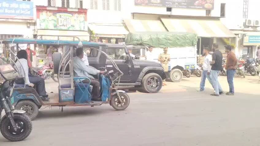 फतेहपुर में चला सघन वाहन चेकिंग अभियान
सात वाहनों से हटाई गई काली फिल्म, छह थार और एक स्कॉर्पियो पर कार्रवाई
एसपी के निर्देश पर ट्रैफिक पुलिस का अभियान जारी, नियमों के उल्लंघन पर दी चेतावनी
फतेहपुर। जनपद में सड़क सुरक्षा और यातायात नियमों के प्रभावी पालन को सुनिश्चित करने के लिए पुलिस अधीक्षक के निर्देशन में चलाए जा रहे विशेष वाहन चेकिंग अभियान के तहत रविवार को ट्रैफिक पुलिस ने काली फिल्म लगी गाड़ियों के खिलाफ कार्रवाई की। अभियान के दौरान सात वाहनों से अवैध काली फिल्म हटाई गई, जिनमें छह थार और एक स्कॉर्पियो शामिल थी।
ट्रैफिक इंस्पेक्टर केसरी प्रसाद ने बताया कि अभियान के दौरान यातायात नियमों का उल्लंघन करने वाले वाहनों की सघन जांच की गई। जिन वाहनों पर मानकों के विपरीत काली फिल्म लगी मिली, उन पर तत्काल कार्रवाई करते हुए मौके पर ही फिल्म उतरवाई गई। साथ ही वाहन चालकों को भविष्य में मोटर वाहन अधिनियम के नियमों का पालन करने की सख्त हिदायत दी गई।
पुलिस अधिकारियों के अनुसार काली फिल्म लगे वाहनों से सड़क सुरक्षा और कानून-व्यवस्था दोनों प्रभावित हो सकती हैं। ऐसे वाहनों की पहचान करने में कठिनाई होने के कारण समय-समय पर विशेष अभियान चलाकर कार्रवाई की जाती है। पुलिस ने स्पष्ट किया कि यह अभियान आगे भी जारी रहेगा और नियमों की अनदेखी करने वालों के खिलाफ नियमानुसार कार्रवाई की जाएगी।
यातायात पुलिस ने आम नागरिकों से अपील की है कि वे अपने वाहनों में निर्धारित मानकों के अनुरूप ही ग्लास का उपयोग करें तथा किसी भी प्रकार की अवैध काली फिल्म न लगाएं। नियमों का पालन करने से न केवल जुर्माने से बचा जा सकता है, बल्कि सड़क सुरक्षा को भी मजबूती मिलती है।
यातायात नियमों का पालन सुरक्षित समाज की पहचान है। नियमित वाहन चेकिंग अभियान दुर्घटनाओं की रोकथाम और अपराध नियंत्रण में भी महत्वपूर्ण भूमिका निभाते हैं। प्रशासन और आमजन के सहयोग से ही सुरक्षित एवं व्यवस्थित यातायात व्यवस्था स्थापित की जा सकती है।
एनडी न्यूज़ की अपील:
सभी वाहन स्वामी अपने वाहनों में मोटर वाहन अधिनियम के अनुरूप ही कांच और सुरक्षा उपकरणों का उपयोग करें। यातायात नियमों का पालन स्वयं करें और दूसरों को भी इसके लिए प्रेरित करें। प्रशासन से अपेक्षा है कि ऐसे अभियान नियमित रूप से जारी रहें, ताकि सड़क सुरक्षा और कानून व्यवस्था और अधिक मजबूत हो सके।
👇👇👇
#NDNews #दैनिक_निष्पक्ष_धारा #Fatehpur #TrafficPolice #VehicleChecking #BlackFilm #TrafficRules #KesariPrasad #FatehpurPolice #RoadSafety #UPPolice
👇👇
@dgpup
@RSSorg
@UPGovt
@wpl1090
@RSSgeet
@Uppolice
@MIB_India
@PMOIndia
@HMOIndia
@abmanglik
@VHPDigital
@igrangealld
@myogioffice
@InfoDeptUP
@dmfatehpur
@sdmsadarftp
@CMOfficeUP
@CMOUP_RC
@UPPRD1948
@ChiefSecyUP
@ChiefSecyUP
@MahantYogiG
@FatehpurSdm
@fatehpurpolice
@BajrangDalOrg
@rashtrapatibhvn
@UPMahilaKalyan
@112UttarPradesh
@myogiadityanath
@CommissionerPrg
@ADGZonPrayagraj
👇👇
🟥 ND NEWS | दैनिक निष्पक्ष धारा
मुख्य संपादक / संस्थापक: राजन सिंह हाड़ा
सह-संपादक: शालिनी सिंह भदौरिया
✒️ रिपोर्ट: फतेहपुर जिला ब्यूरो
📍 कार्यालय-3: U158, हीरा स्वीट्स के पास, विकास मार्ग, लक्ष्मी नगर, पूर्वी दिल्ली, पिन कोड – 110092 (NCR)
📍 कार्यालय-2: विधानसभा रोड, बर्लिंगटन चौराहा, लखनऊ – 226001 (UP)
📍 कार्यालय-1: 1/1 अटल बिहारी चौराहा, नियर बर्मा चौराहा, फतेहपुर – 212601 (UP)
📅 दिनांक: 11 अक्टूबर 2026
📆 दिन: रविवार
📧 Email: ndnewschannel@gmail.com
📞 मोबाइल: 096961 19696