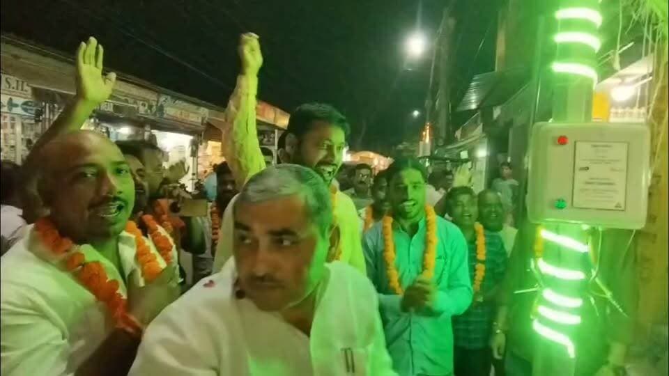 फतेहपुर के दो वार्डों को मिली तिरंगा लाइटों की सौगात
सिविल लाइन और हरिहरगंज की सड़कें रंग-बिरंगी रोशनी से हुईं जगमग
37 लाख रुपये की लागत से हुए विकास कार्य का नगर पालिका अध्यक्ष राजकुमार मौर्य ने किया लोकार्पण
फतेहपुर। नगर पालिका परिषद फतेहपुर ने शहर के दो प्रमुख वार्डों—सिविल लाइन और हरिहरगंज—को आधुनिक तिरंगा लाइटों की सौगात दी है। रविवार शाम नगर पालिका अध्यक्ष राजकुमार मौर्य ने बटन दबाकर इन लाइटों का विधिवत लोकार्पण किया। नई प्रकाश व्यवस्था शुरू होने के बाद दोनों क्षेत्रों की सड़कें रंग-बिरंगी रोशनी से जगमगा उठीं, जिससे स्थानीय नागरिकों में उत्साह और खुशी का माहौल देखने को मिला।
नगर पालिका परिषद द्वारा शहर की आधारभूत सुविधाओं और सौंदर्यीकरण को बढ़ावा देने के उद्देश्य से यह कार्य कराया गया है। सिविल लाइन वार्ड में विद्यार्थी चौराहे से पटेल नगर तक लगभग 26 लाख रुपये की लागत से 30 पोल स्थापित कर तिरंगा लाइटें लगाई गई हैं। वहीं हरिहरगंज वार्ड में रेलवे स्टेशन रोड पर 11 लाख रुपये की लागत से 15 पोल पर आधुनिक तिरंगा लाइटों की स्थापना की गई है। इस प्रकार कुल 37 लाख रुपये की लागत से दोनों वार्डों में यह प्रकाश व्यवस्था विकसित की गई।
लोकार्पण कार्यक्रम के दौरान संबंधित वार्डों के सभासद विनय तिवारी और अतीश पासवान भी मौजूद रहे। जनप्रतिनिधियों और स्थानीय नागरिकों की उपस्थिति में जैसे ही लाइटों का शुभारंभ हुआ, पूरा मार्ग आकर्षक रोशनी से जगमगा उठा। लोगों ने इस पहल को शहर के सौंदर्यीकरण और विकास की दिशा में एक महत्वपूर्ण कदम बताया।
इस अवसर पर नगर पालिका अध्यक्ष राजकुमार मौर्य ने कहा कि नगर को स्वच्छ, सुंदर और सुविधाजनक बनाने के लिए पालिका परिषद लगातार विकास कार्य करा रही है। उन्होंने कहा कि बेहतर सड़क प्रकाश व्यवस्था से न केवल शहर की सुंदरता बढ़ेगी बल्कि नागरिकों की सुरक्षा और आवागमन भी अधिक सुगम होगा। भविष्य में भी नगर के विभिन्न क्षेत्रों में जनहित से जुड़े विकास कार्यों को प्राथमिकता के आधार पर आगे बढ़ाया जाएगा।
शाम ढलते ही दोनों मार्गों पर तिरंगा थीम की आकर्षक रोशनी ने लोगों का ध्यान अपनी ओर खींचा। स्थानीय नागरिकों ने नगर पालिका की इस पहल का स्वागत करते हुए उम्मीद जताई कि शहर के अन्य क्षेत्रों में भी इसी प्रकार की आधुनिक प्रकाश व्यवस्था विकसित की जाएगी।
शहरों में आधुनिक प्रकाश व्यवस्था केवल सौंदर्यीकरण तक सीमित नहीं होती, बल्कि सड़क सुरक्षा, नागरिक सुविधा और रात्रिकालीन गतिविधियों को भी बेहतर बनाती है। ऐसे विकास कार्यों की नियमित गुणवत्ता जांच और रखरखाव सुनिश्चित करना भी उतना ही आवश्यक है, ताकि इनका लाभ लंबे समय तक आमजन को मिलता रहे।
एनडी न्यूज़ की अपील:
नगर के विकास कार्य तभी सफल माने जाएंगे जब उनकी गुणवत्ता, पारदर्शिता और नियमित रखरखाव सुनिश्चित किया जाए। नागरिक भी सार्वजनिक संपत्तियों की सुरक्षा करें, लाइटों को नुकसान न पहुंचाएं तथा किसी खराबी की सूचना तत्काल नगर पालिका को दें। प्रशासन और जनप्रतिनिधियों से अपेक्षा है कि विकास कार्यों की निरंतर निगरानी कर शहर को स्वच्छ, सुरक्षित और आधुनिक बनाने की दिशा में ऐसे प्रयास जारी रखें।
#NDNews #दैनिक_निष्पक्ष_धारा #Fatehpur #NagarPalika #RajkumarMaurya #CivilLine #Hariharganj #TirangaLights #UrbanDevelopment #SmartCity #UPNews #FatehpurNews
👇👇
@dgpup
@RSSorg
@UPGovt
@wpl1090
@RSSgeet
@Uppolice
@MIB_India
@PMOIndia
@HMOIndia
@abmanglik
@VHPDigital
@igrangealld
@myogioffice
@InfoDeptUP
@dmfatehpur
@sdmsadarftp
@CMOfficeUP
@CMOUP_RC
@UPPRD1948
@ChiefSecyUP
@ChiefSecyUP
@MahantYogiG
@FatehpurSdm
@fatehpurpolice
@BajrangDalOrg
@rashtrapatibhvn
@UPMahilaKalyan
@112UttarPradesh
@myogiadityanath
@CommissionerPrg
@ADGZonPrayagraj
👇👇👇
🟥 ND NEWS | दैनिक निष्पक्ष धारा
मुख्य संपादक / संस्थापक: राजन सिंह हाड़ा
सह-संपादक: शालिनी सिंह भदौरिया
✒️ रिपोर्ट: फतेहपुर जिला ब्यूरो
📍 कार्यालय-3: U158, हीरा स्वीट्स के पास, विकास मार्ग, लक्ष्मी नगर, पूर्वी दिल्ली, पिन कोड – 110092 (NCR)
📍 कार्यालय-2: विधानसभा रोड, बर्लिंगटन चौराहा, लखनऊ – 226001 (UP)
📍 कार्यालय-1: 1/1 अटल बिहारी चौराहा, नियर बर्मा चौराहा, फतेहपुर – 212601 (UP)
📅 दिनांक: 11 अक्टूबर 2026
📆 दिन: रविवार
📧 Email: ndnewschannel@gmail.com
📞 मोबाइल: 096961 19696