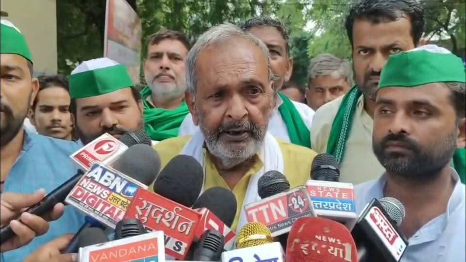 चुनाव आयुक्त के इस्तीफे की मांग को लेकर फतेहपुर में भाकियू (टिकैत) का प्रदर्शन
कलेक्ट्रेट परिसर में नारेबाजी, राष्ट्रपति के नाम एसडीएम को सौंपा ज्ञापन
राष्ट्रीय संगठन मंत्री राजेंद्र सिंह की मौजूदगी में चुनाव प्रक्रिया को लेकर उठाए सवाल
फतेहपुर। भारतीय किसान यूनियन (टिकैत गुट) ने रविवार को फतेहपुर कलेक्ट्रेट परिसर में प्रदर्शन कर मुख्य चुनाव आयुक्त ज्ञानेश कुमार के इस्तीफे की मांग उठाई। संगठन के कार्यकर्ताओं ने नारेबाजी करते हुए अपनी मांगों के समर्थन में प्रदर्शन किया और उपजिलाधिकारी (एसडीएम) के माध्यम से राष्ट्रपति के नाम ज्ञापन सौंपा।
प्रदर्शन में बड़ी संख्या में भाकियू (टिकैत गुट) के पदाधिकारी और कार्यकर्ता शामिल हुए। संगठन के राष्ट्रीय संगठन मंत्री राजेंद्र सिंह भी कार्यक्रम में मौजूद रहे। प्रदर्शन के दौरान कार्यकर्ताओं ने चुनाव प्रक्रिया से जुड़े विभिन्न मुद्दों को उठाते हुए चुनाव आयोग की कार्यप्रणाली पर सवाल खड़े किए और निष्पक्षता एवं पारदर्शिता सुनिश्चित करने की मांग की।
भाकियू नेताओं ने कहा कि लोकतांत्रिक संस्थाओं पर जनता का विश्वास बनाए रखने के लिए चुनाव प्रक्रिया पूरी तरह निष्पक्ष और पारदर्शी होनी चाहिए। इसी मांग को लेकर राष्ट्रपति के नाम ज्ञापन प्रेषित किया गया। ज्ञापन में मुख्य चुनाव आयुक्त के इस्तीफे की मांग भी शामिल रही।
प्रदर्शन के दौरान कलेक्ट्रेट परिसर में सुरक्षा व्यवस्था बनाए रखने के लिए पुलिस बल तैनात रहा। प्रशासनिक अधिकारियों ने ज्ञापन प्राप्त कर उसे नियमानुसार आगे भेजने का आश्वासन दिया। कार्यक्रम शांतिपूर्ण ढंग से संपन्न हुआ और किसी अप्रिय घटना की सूचना नहीं मिली।
यह प्रदर्शन ऐसे समय में हुआ है जब विभिन्न राजनीतिक और सामाजिक संगठन समय-समय पर चुनाव प्रक्रिया से जुड़े मुद्दों पर अपनी राय सार्वजनिक रूप से रख रहे हैं। हालांकि, ज्ञापन में उठाए गए आरोपों अथवा मांगों पर संबंधित अधिकारियों की ओर से तत्काल कोई आधिकारिक प्रतिक्रिया सामने नहीं आई है।
लोकतांत्रिक व्यवस्था में शांतिपूर्ण और संवैधानिक तरीके से अपनी बात रखना प्रत्येक नागरिक और संगठन का अधिकार है। वहीं, किसी भी सार्वजनिक मुद्दे पर अंतिम निष्कर्ष संबंधित संवैधानिक संस्थाओं की जांच, प्रक्रिया और आधिकारिक निर्णयों के आधार पर ही माना जाना चाहिए।
एनडी न्यूज़ की अपील:
लोकतंत्र की मजबूती शांतिपूर्ण संवाद, संवैधानिक प्रक्रियाओं और कानून के सम्मान से ही संभव है। सभी संगठनों एवं नागरिकों से अपील है कि अपनी मांगों को लोकतांत्रिक और शांतिपूर्ण तरीके से रखें तथा प्रशासन और संबंधित संस्थाओं से निष्पक्ष एवं पारदर्शी कार्रवाई की अपेक्षा करें।
👇👇👇
#NDNews #दैनिक_निष्पक्ष_धारा #Fatehpur #BKU #BhartiyaKisanUnion #Klectrate #Protest #GyaneshKumar #ElectionCommission #RajendraSingh #UttarPradesh
👇👇👇
@dgpup
@RSSorg
@UPGovt
@wpl1090
@RSSgeet
@Uppolice
@MIB_India
@PMOIndia
@HMOIndia
@abmanglik
@VHPDigital
@igrangealld
@myogioffice
@InfoDeptUP
@dmfatehpur
@sdmsadarftp
@CMOfficeUP
@CMOUP_RC
@UPPRD1948
@ChiefSecyUP
@ChiefSecyUP
@MahantYogiG
@FatehpurSdm
@fatehpurpolice
@BajrangDalOrg
@rashtrapatibhvn
@UPMahilaKalyan
@112UttarPradesh
@myogiadityanath
@CommissionerPrg
@ADGZonPrayagraj
@ECISVEEP
@ECISVEEP
@rashtrapatibhvn
👇👇
🟥 ND NEWS | दैनिक निष्पक्ष धारा
मुख्य संपादक / संस्थापक: राजन सिंह हाड़ा
सह-संपादक: शालिनी सिंह भदौरिया
✒️ रिपोर्ट: फतेहपुर जिला ब्यूरो
📍 कार्यालय-3: U158, हीरा स्वीट्स के पास, विकास मार्ग, लक्ष्मी नगर, पूर्वी दिल्ली, पिन कोड – 110092 (NCR)
📍 कार्यालय-2: विधानसभा रोड, बर्लिंगटन चौराहा, लखनऊ – 226001 (UP)
📍 कार्यालय-1: 1/1 अटल बिहारी चौराहा, नियर बर्मा चौराहा, फतेहपुर – 212601 (UP)
📅 दिनांक: 10 अक्टूबर 2026
📆 दिन: शनिवार
📧 Email: ndnewschannel@gmail.com
📞 मोबाइल: 096961 19696